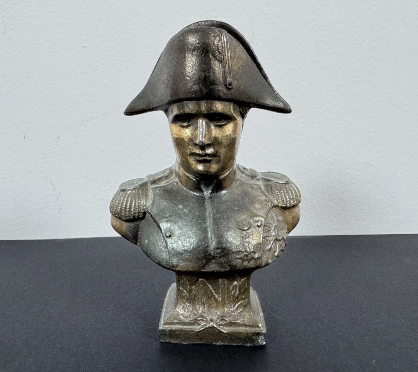Vintage French Bust Napoleon Bonaparte – A tabletop decorative bust of Emperor Napoleon Bonaparte. 12 x 8 x 4.5 cm.