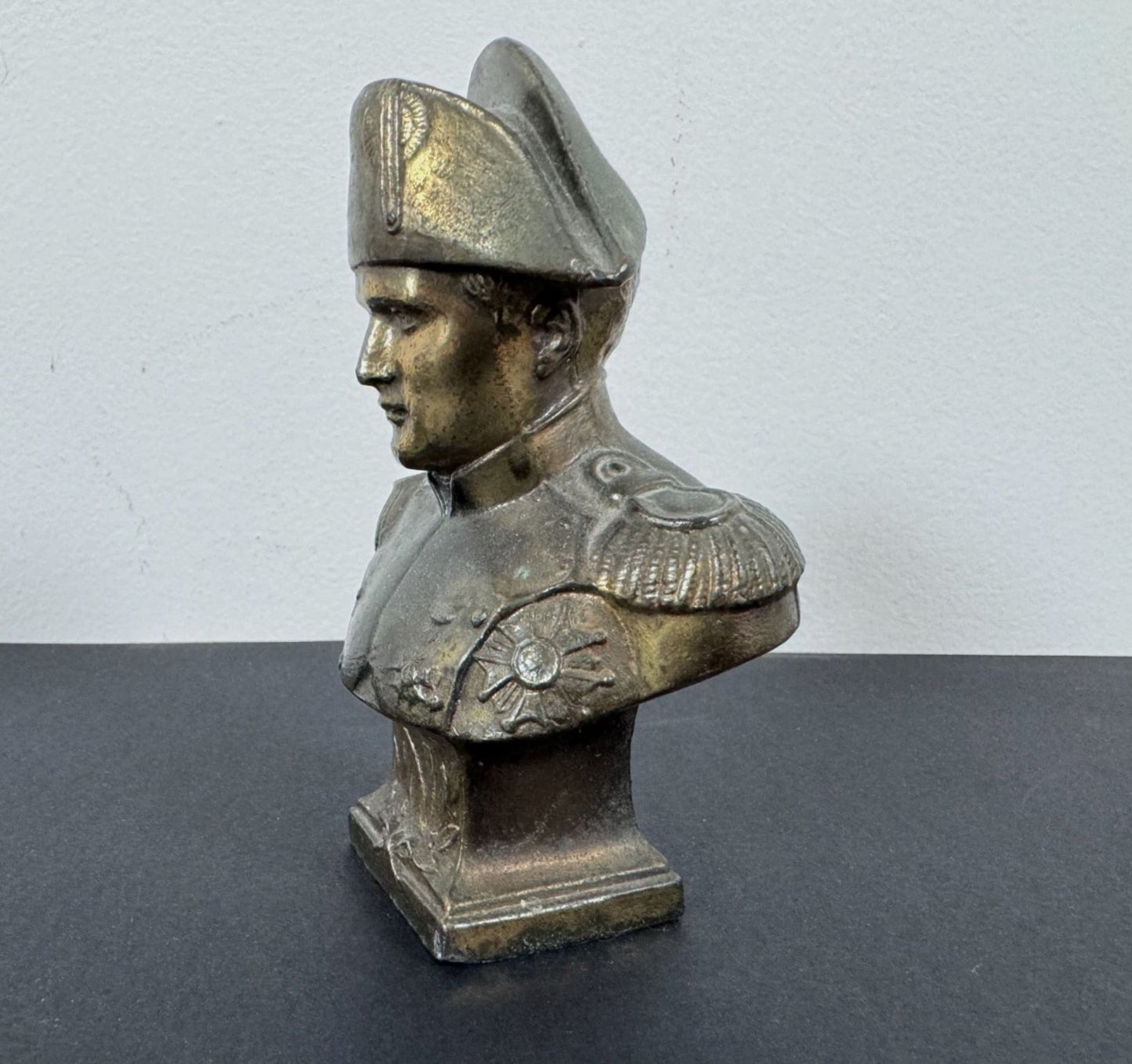 Vintage French Bust Napoleon Bonaparte – A tabletop decorative bust of Emperor Napoleon Bonaparte. 12 x 8 x 4.5 cm.