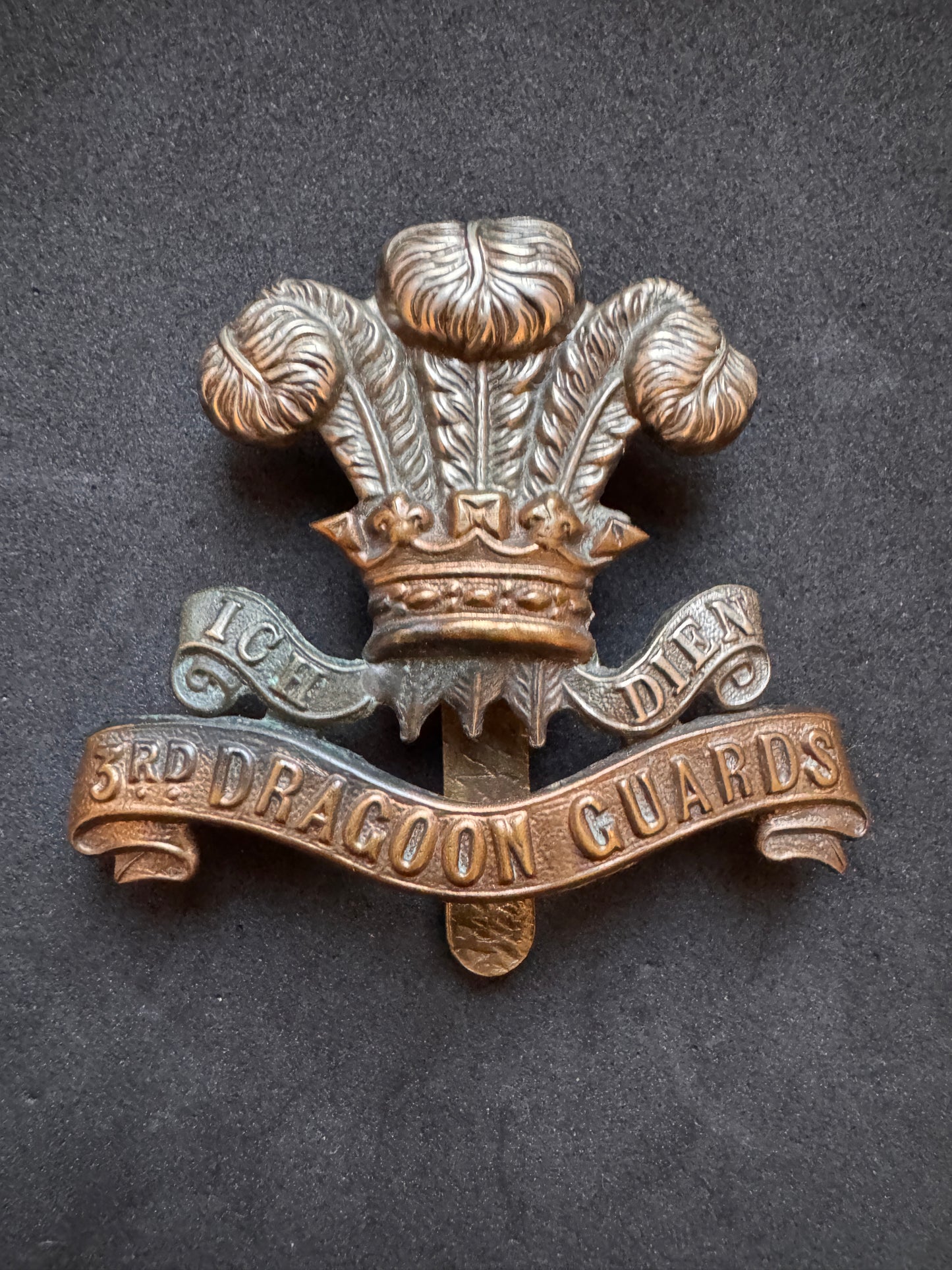 Photo 1 of WW1 British Army 3rd Dragoon Guards Cap Badge GAUNT - collectible militaria item