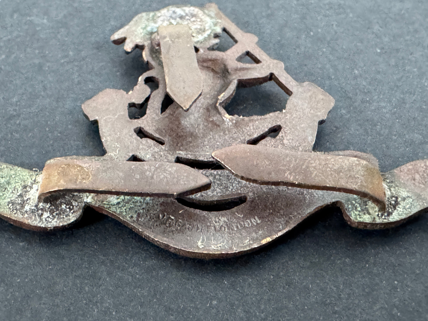 west riding regiment officer's cap badge. bronze, reverse, close up of j r gaunt maker mark