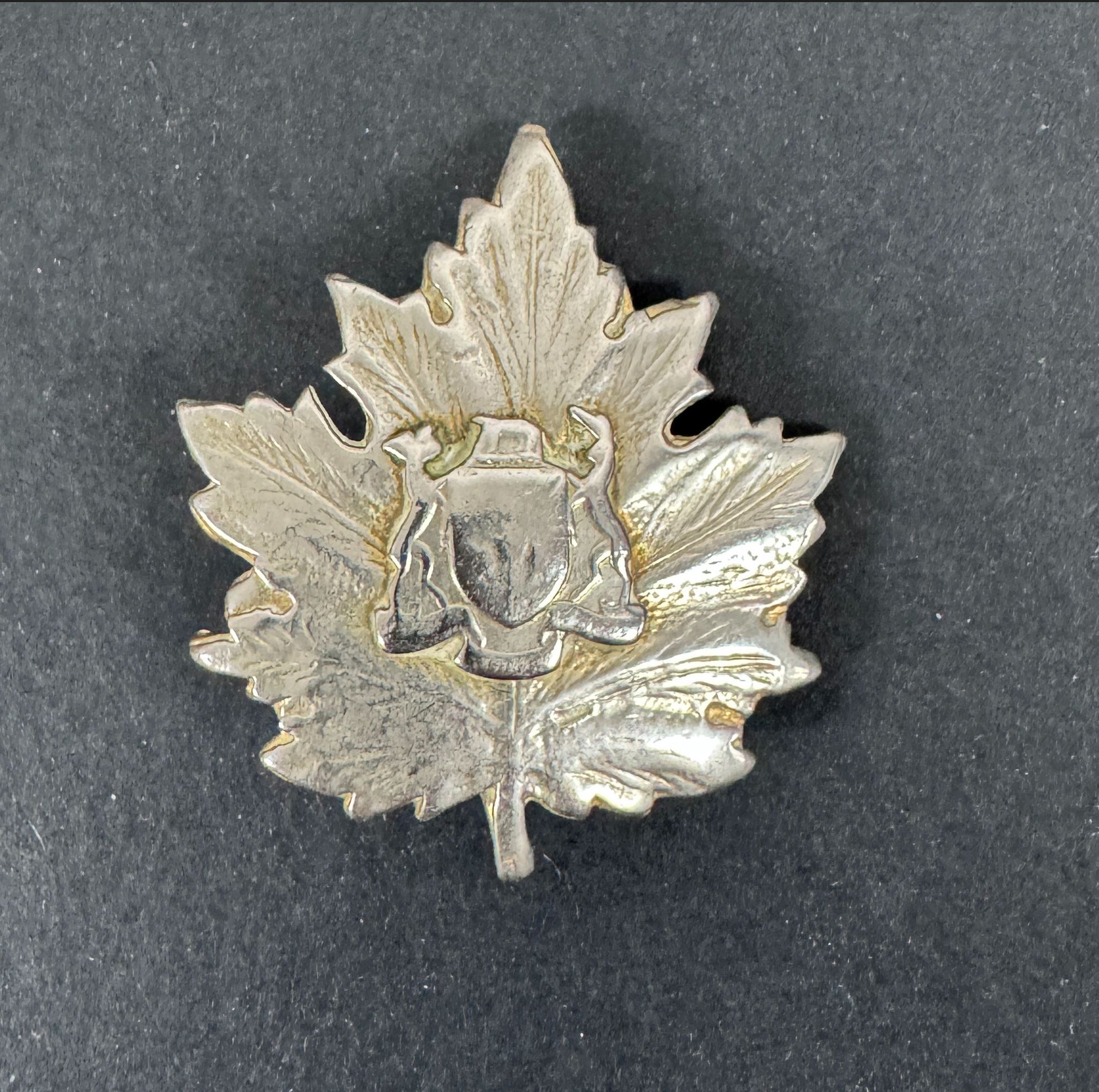 Canadian Provincial Cap Badge Ontario – An original and very scarce cap badge of the province of Ontario, Canada. Probably