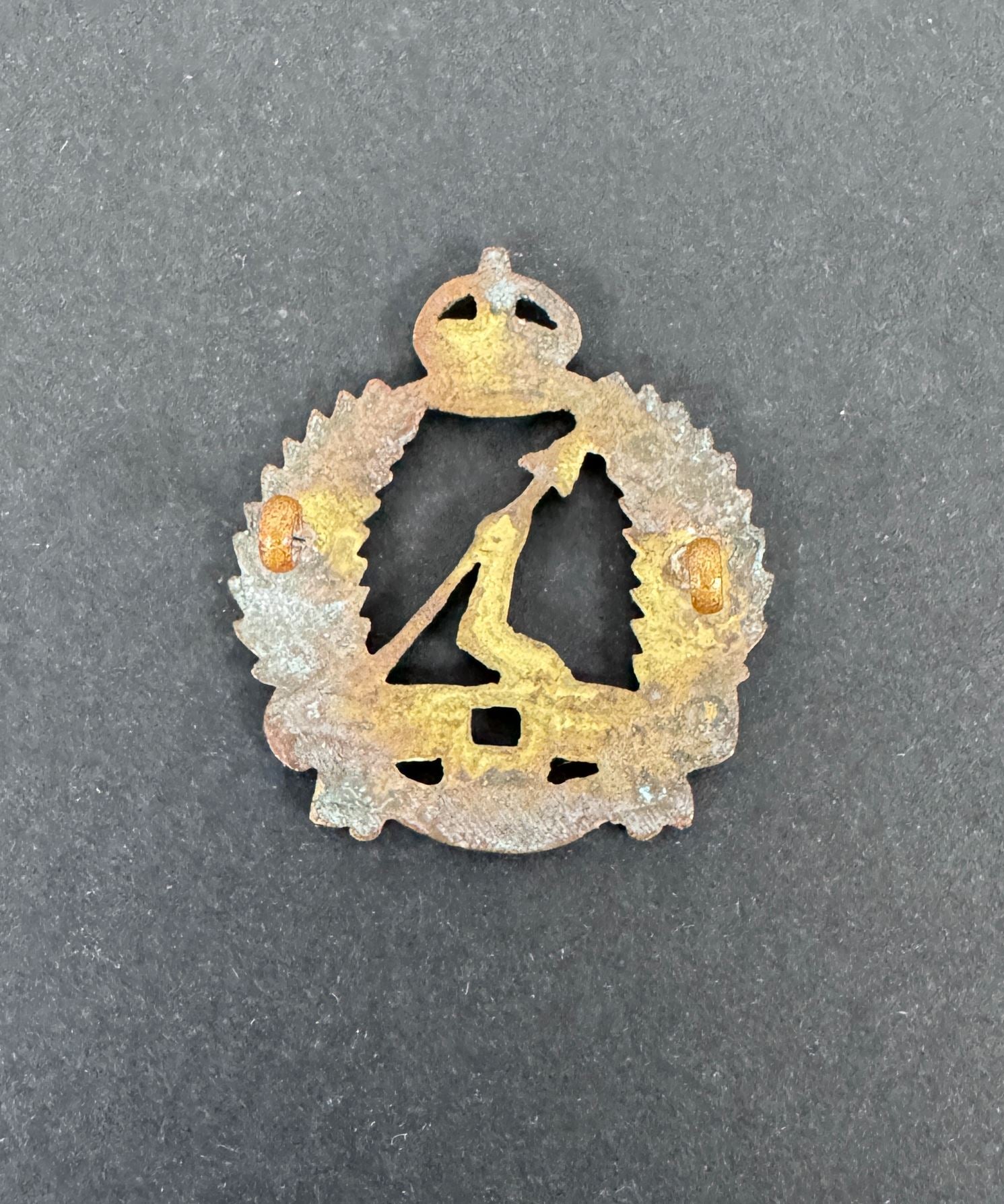 WW1 New Zealand NZEF 16th Waikato Regiment Cap Badge – An original other ranks cap badge of the 16th Waikato Regiment. Cas...