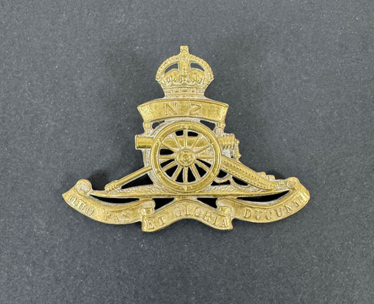 WW1 Royal New Zealand Artillery Cap Badge NZEF – An original other ranks cap badge of the Royal New Zealand Artillery. Gil...