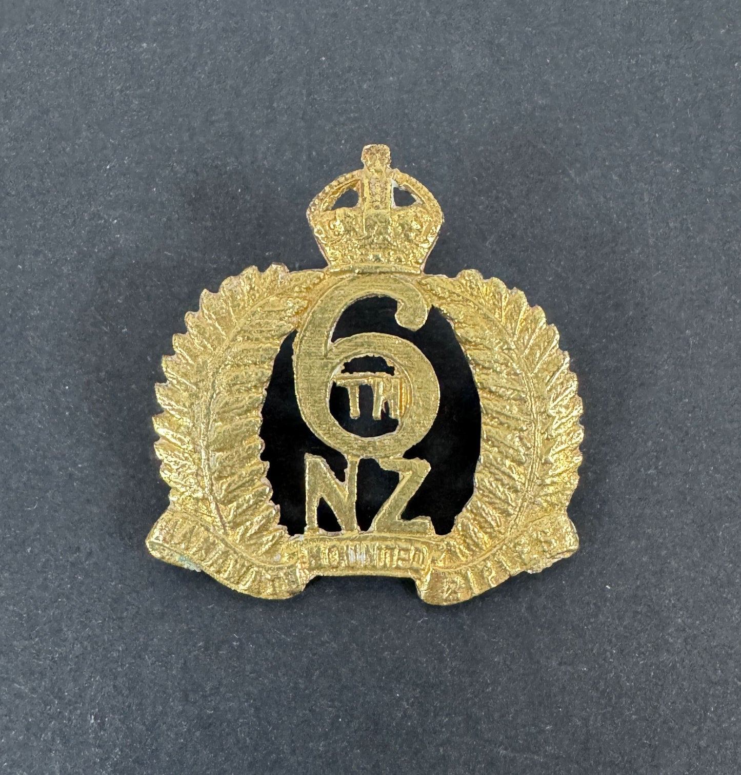 WW1 New Zealand 6th Manawatu Mounted Rifles Regiment Cap Badge – An original other ranks cap badge of the 6th Manawatu Mou...