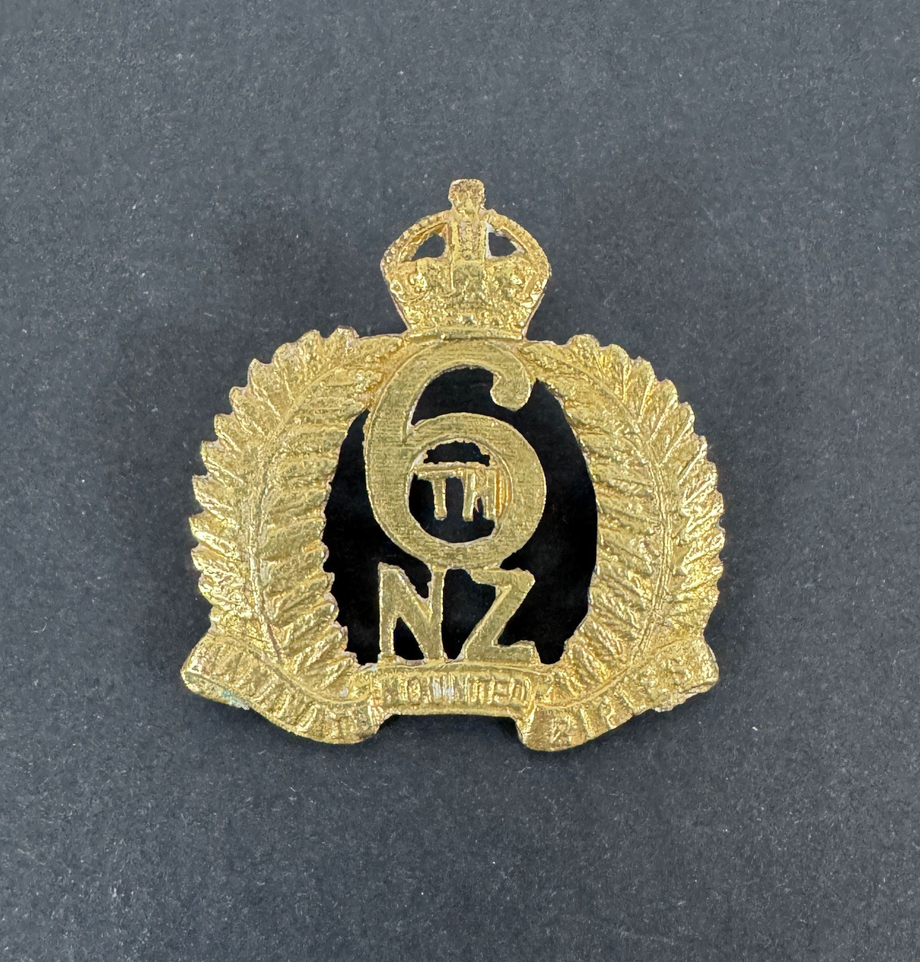 WW1 New Zealand 6th Manawatu Mounted Rifles Regiment Cap Badge – An original other ranks cap badge of the 6th Manawatu Mou...