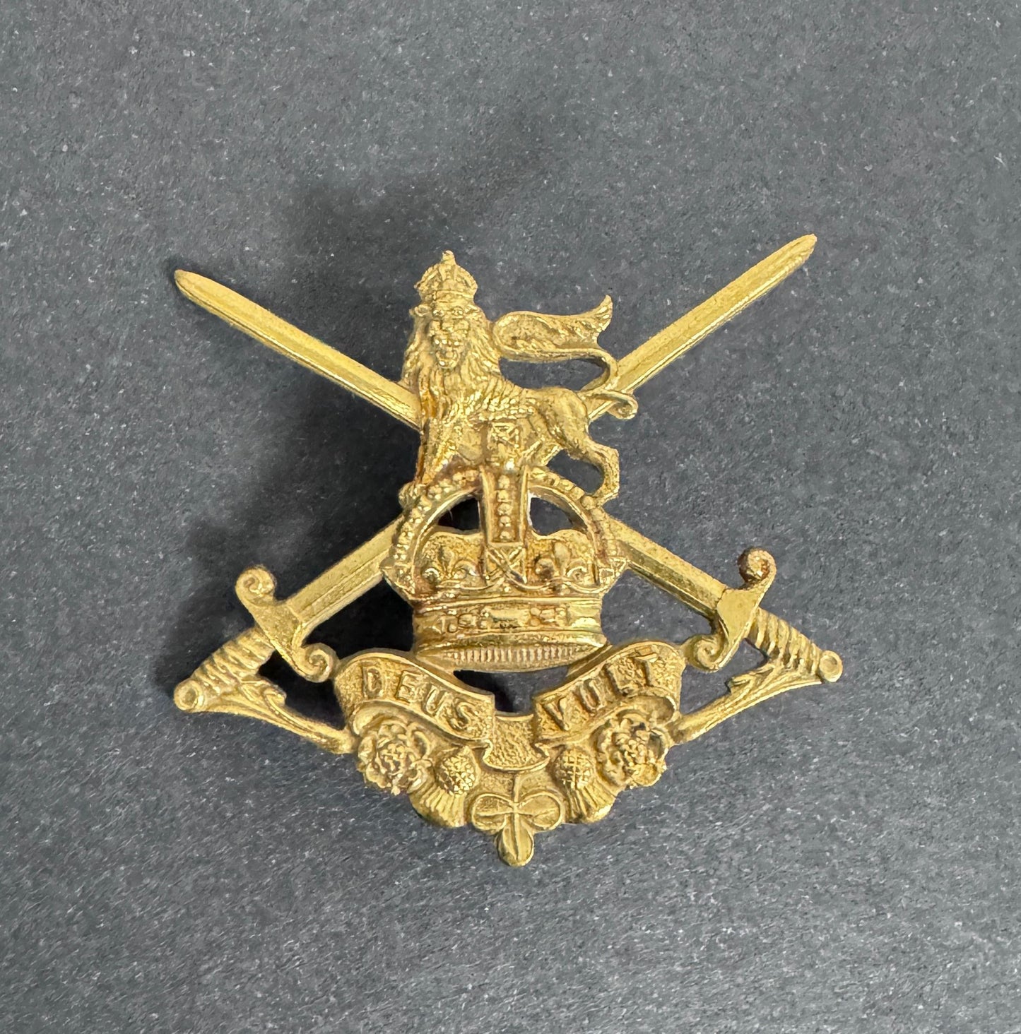 Infantry Training Corps Cap Badge WW2 British – An original other ranks cap badge of The Infantry Training Corps. 42 x 39
