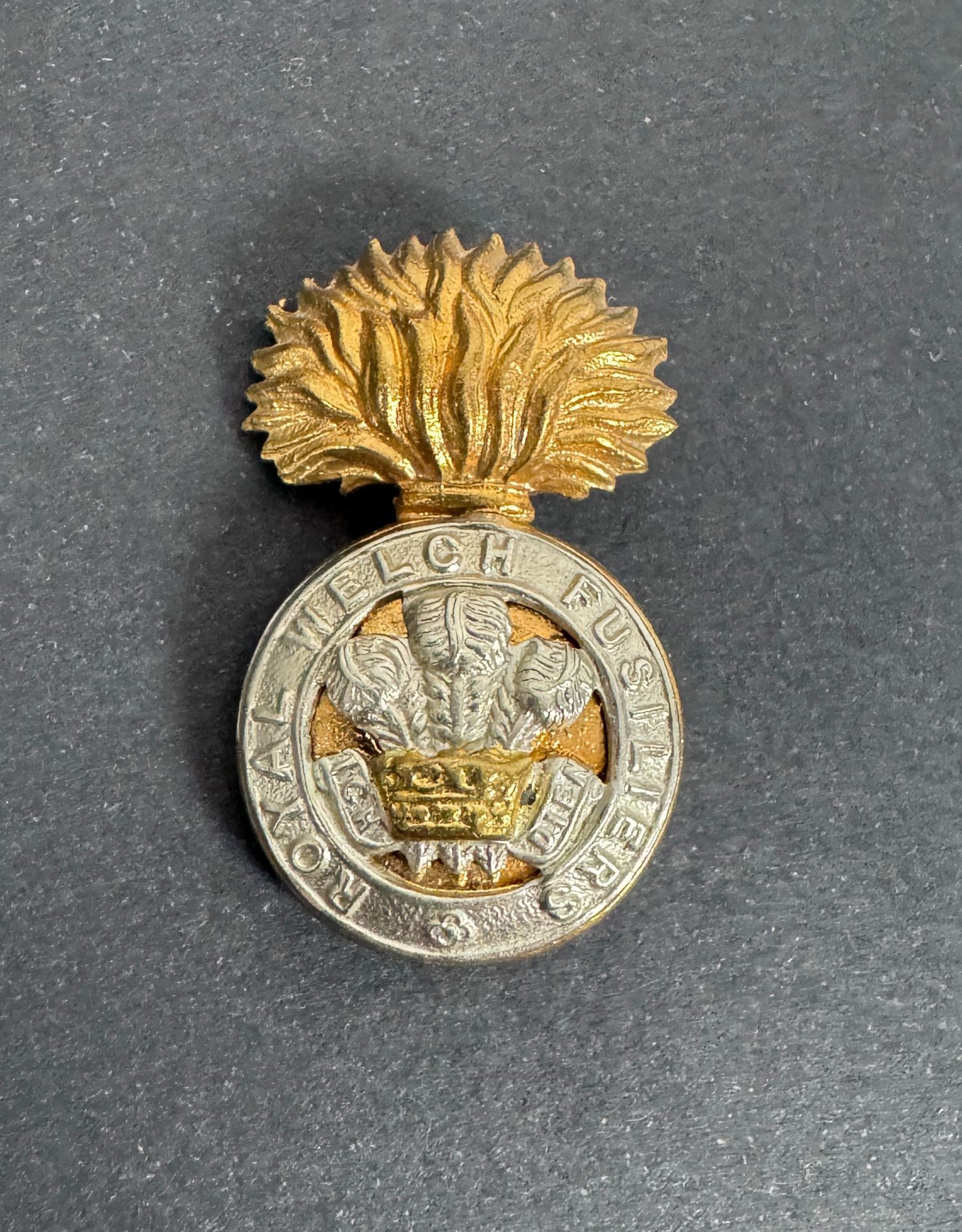 The Welch Fusiliers WW2 British Army Cap Badge – An original other ranks cap badge of The Royal Welch Fusiliers White meta...