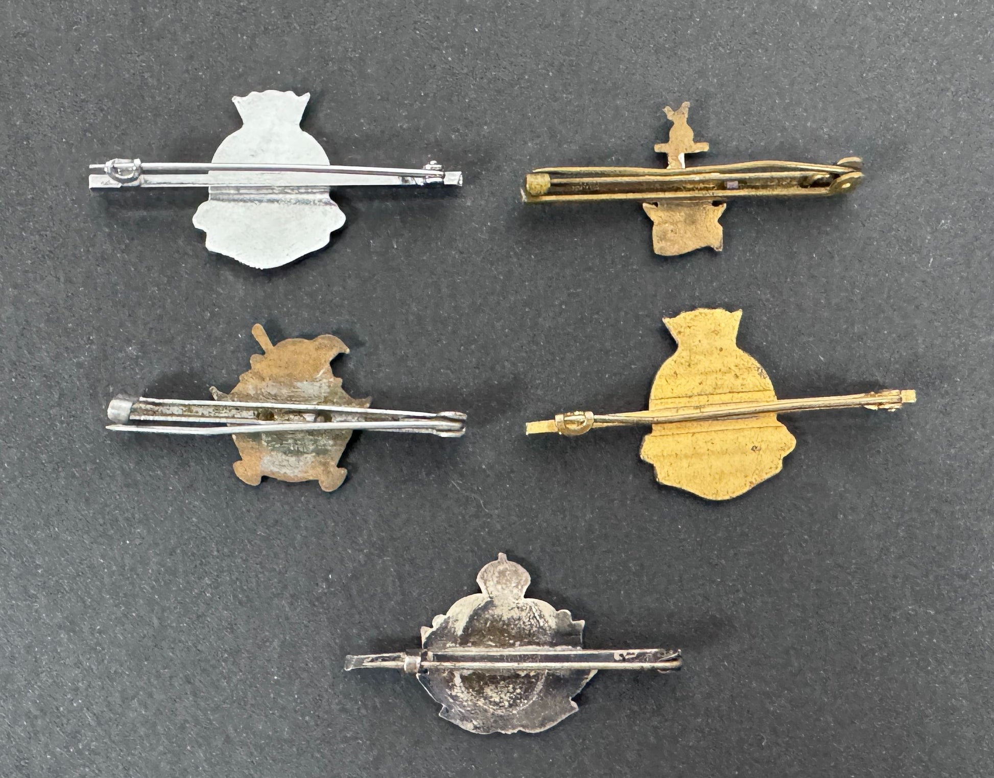 WW2 British Royal Navy Tie Pin Lapel Badges WRNS HMS – A collection of tin pin and lapel badges of The Royal Navy. Second...