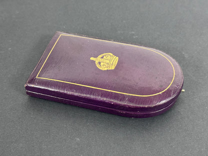British Military Cross Medal Award Case of Issue – An original Military Cross case of issue. 130 x 77 x 24 mm. Deep