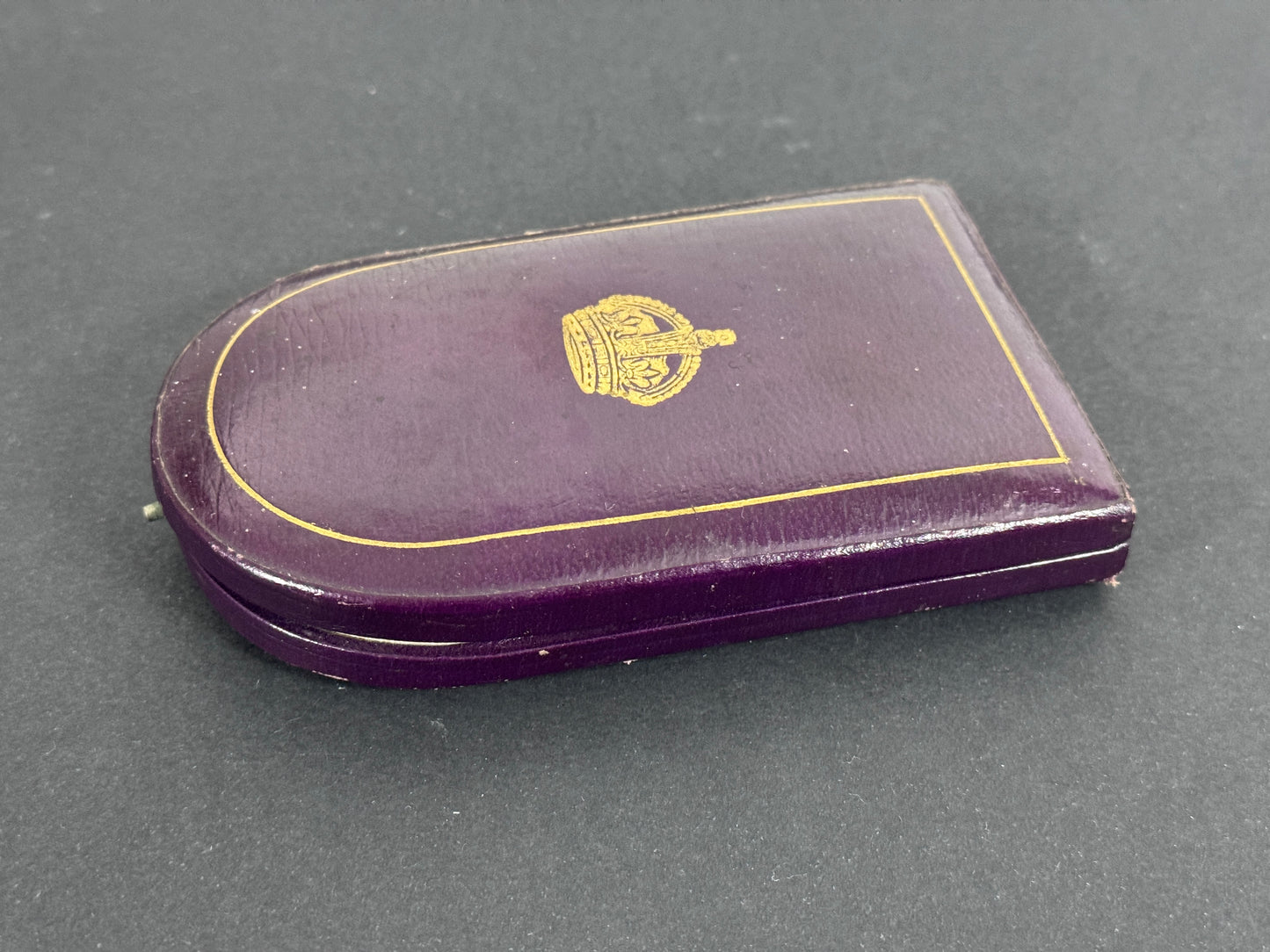 British Military Cross Medal Award Case of Issue – An original Military Cross case of issue. 130 x 77 x 24 mm. Deep