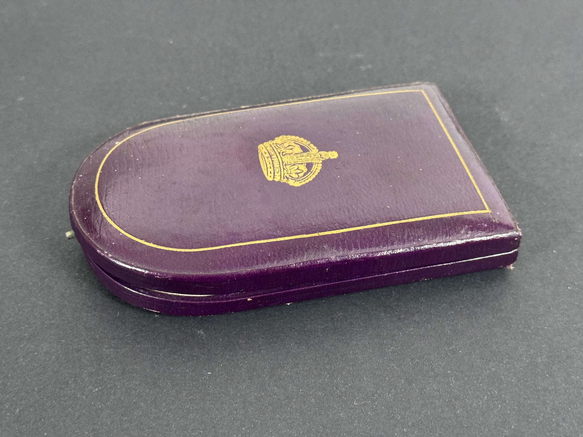 British Military Cross Medal Award Case of Issue – An original Military Cross case of issue. 130 x 77 x 24 mm. Deep