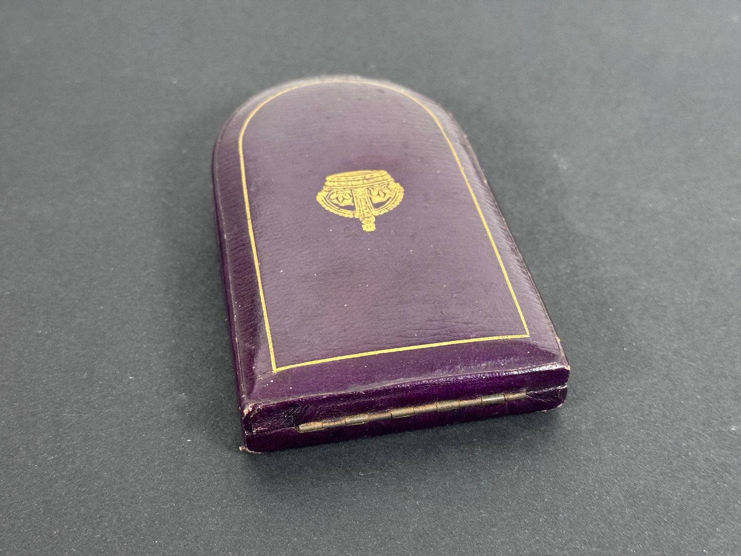 British Military Cross Medal Award Case of Issue – An original Military Cross case of issue. 130 x 77 x 24 mm. Deep