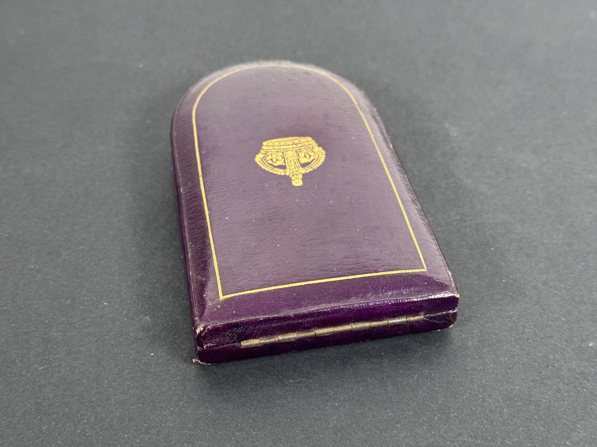 British Military Cross Medal Award Case of Issue – An original Military Cross case of issue. 130 x 77 x 24 mm. Deep