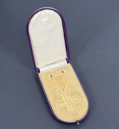 British Military Cross Medal Award Case of Issue – An original Military Cross case of issue. 130 x 77 x 24 mm. Deep