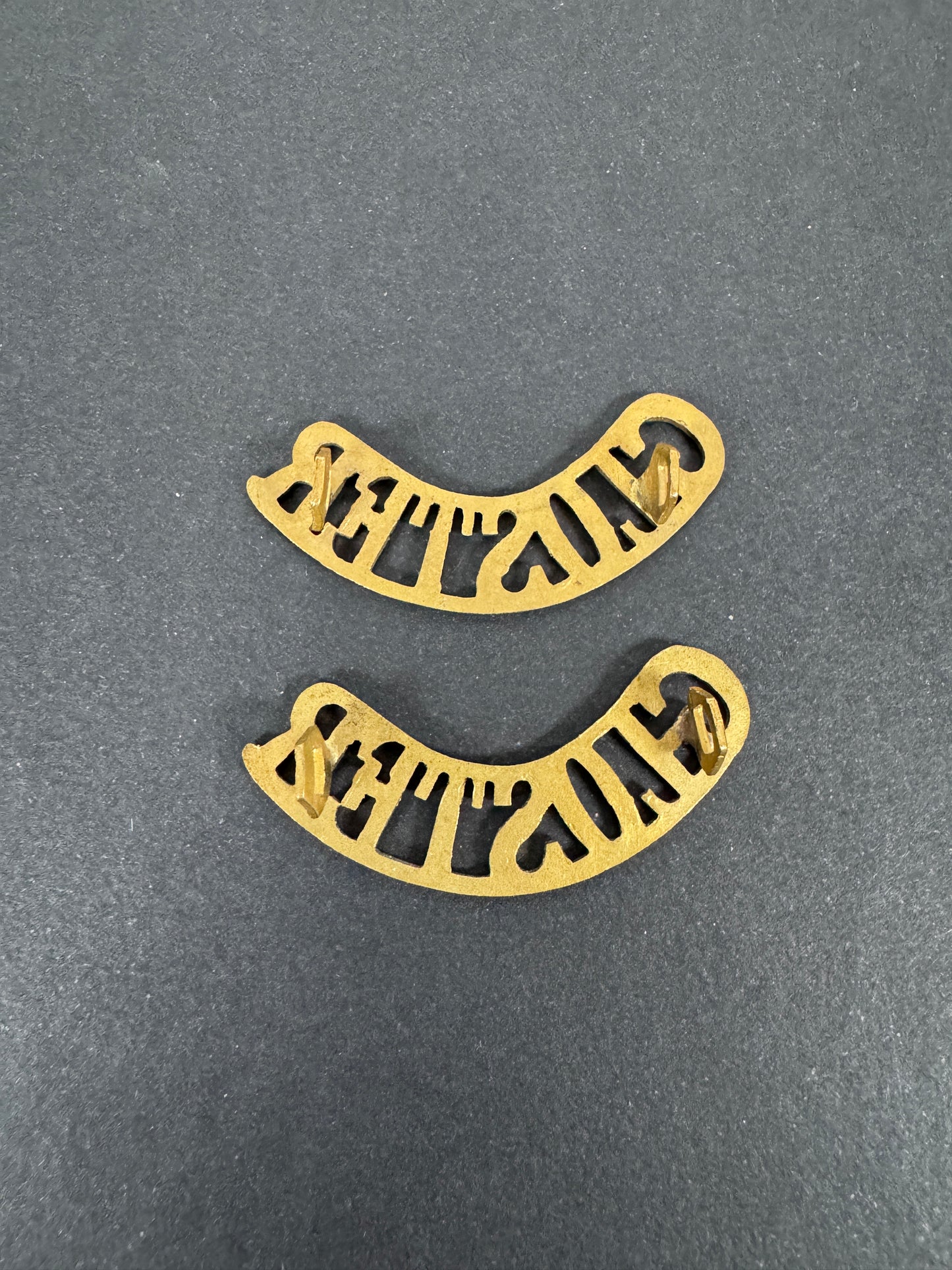 British Army Gloucestershire (GLOSTER) Regiment Shoulder Title Badges (Pair) – A matching pair of original uniform shoulde...