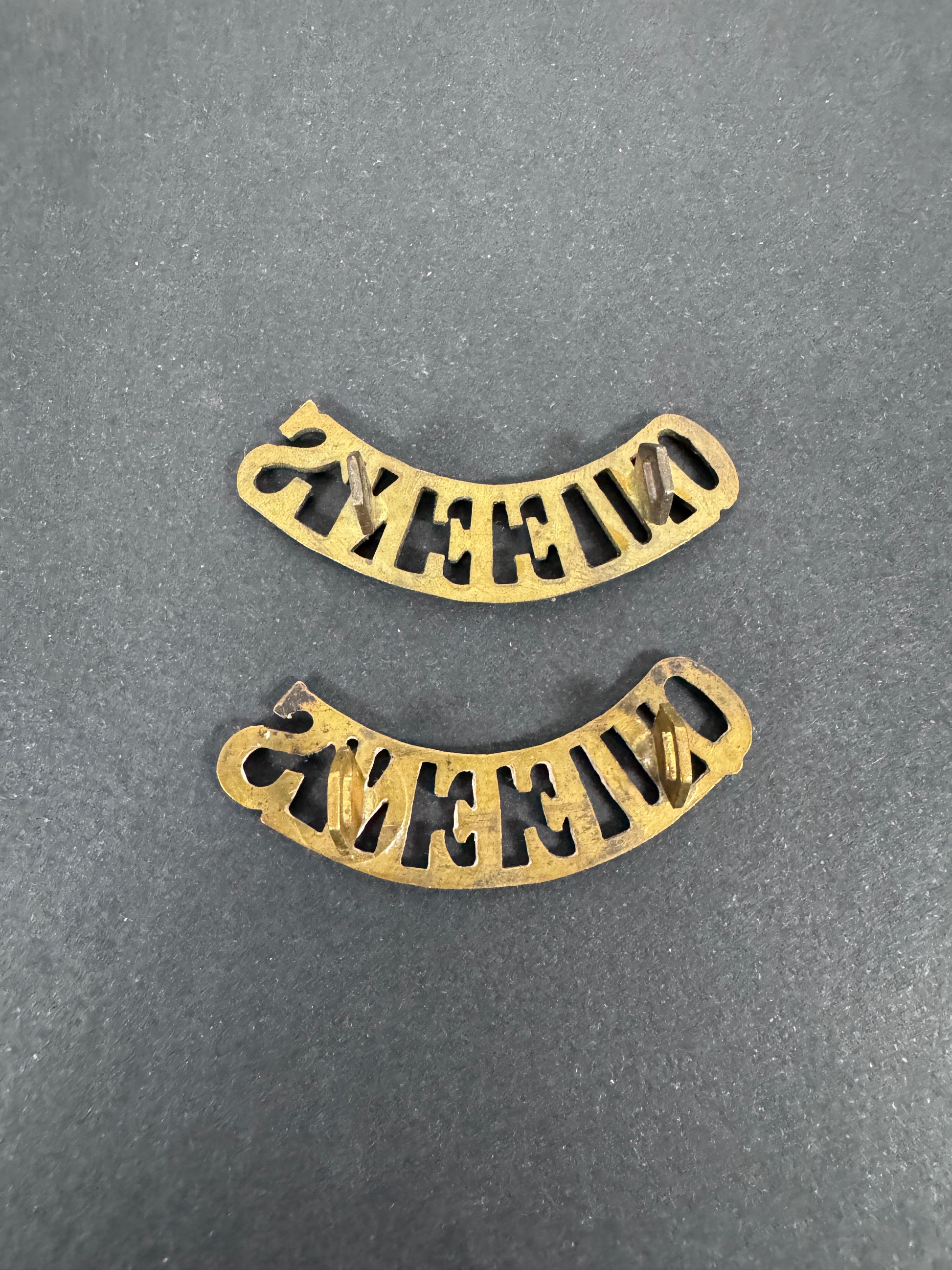 British Army The Queen's Royal Regiment (QUEEN'S) Shoulder Title Badges (Pair) – A matching pair of original uniform shoul...