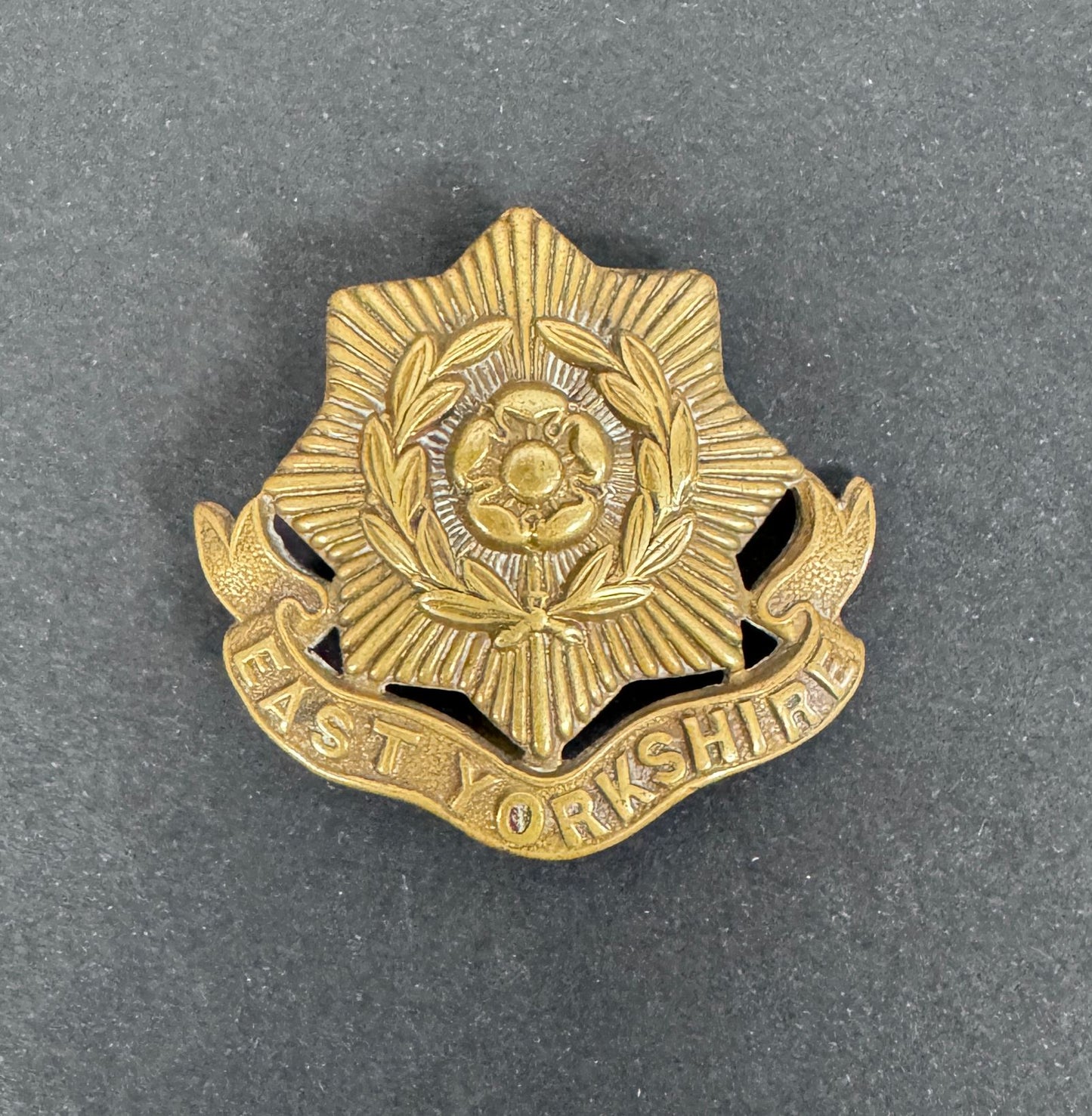 WW1 British Army East Yorkshire Regiment Economy Brass Cap Badge
