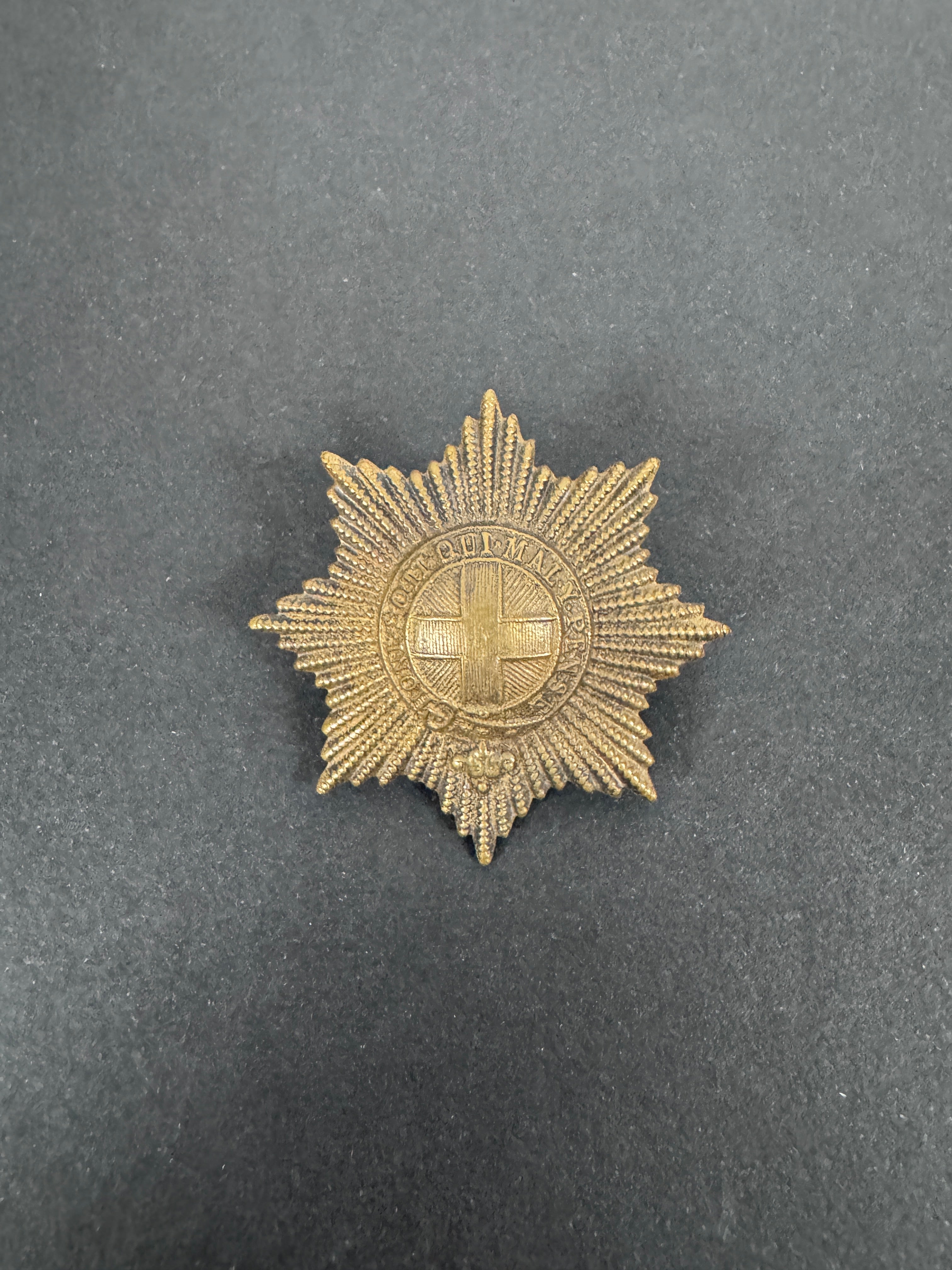 WW2 British Army Coldstream Guards Cap Badge – Medals-Militaria
