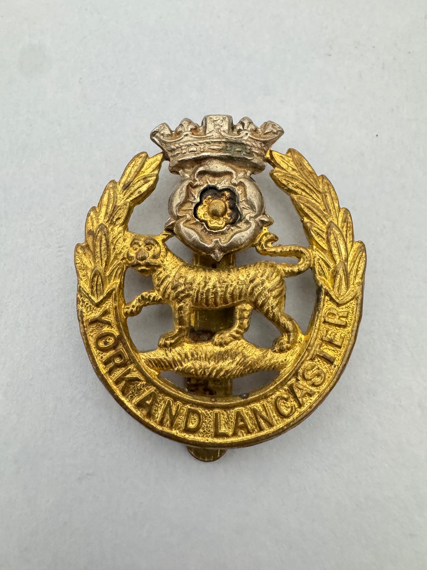 WW2 British Army York and Lancaster Cap Badge