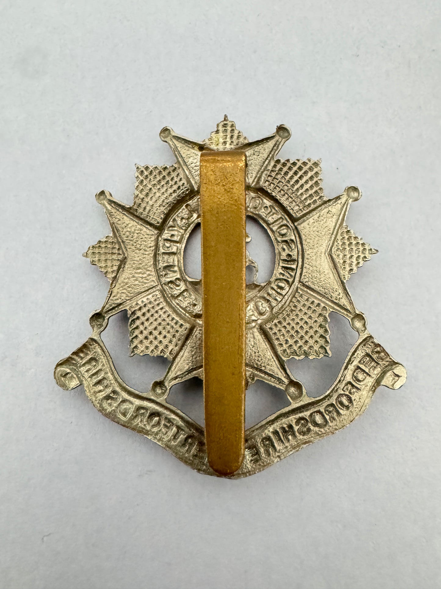 WW2 British Army Bedfordshire & Hertfordshire Regiment Cap Badge