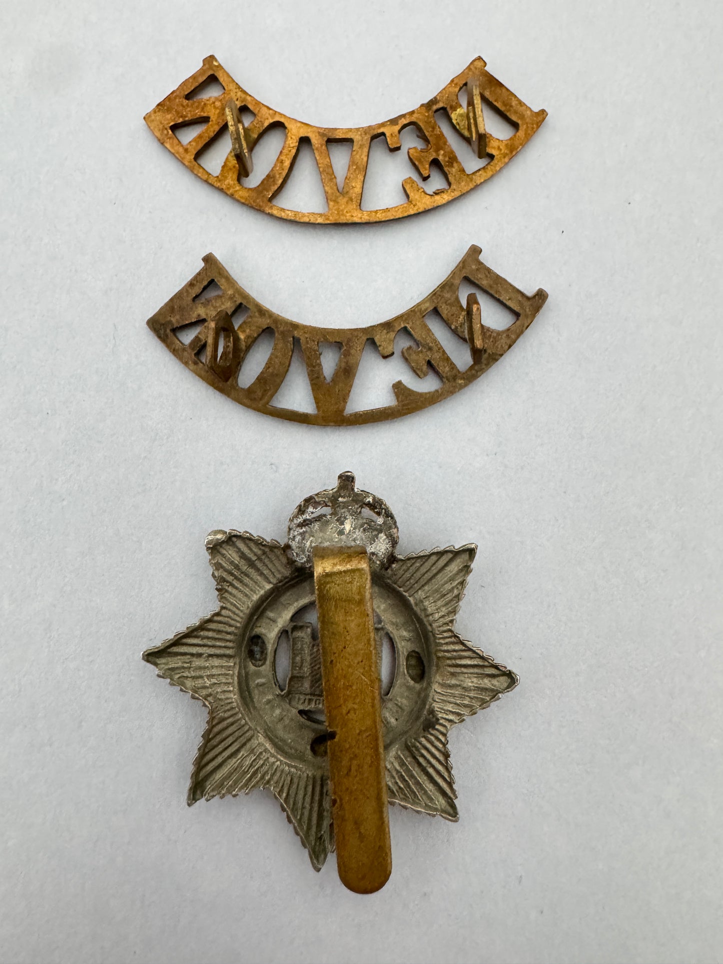 WW2 British Army Devonshire Regiment Cap Badge & Shoulder Titles Set