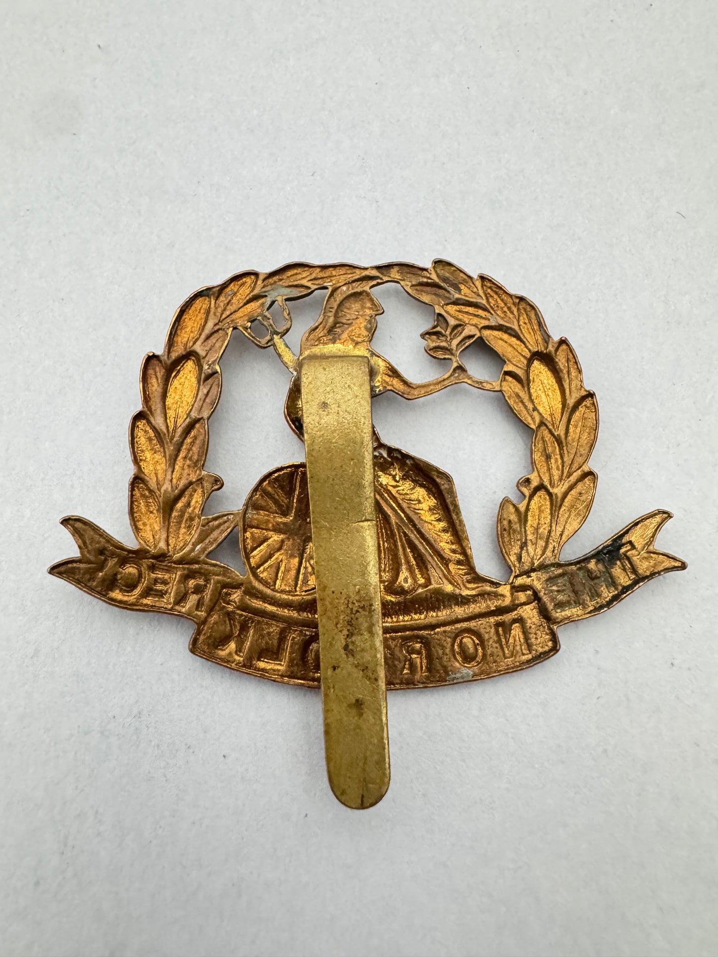 WW1 British Army Norfolk Regiment War Economy Cap Badge