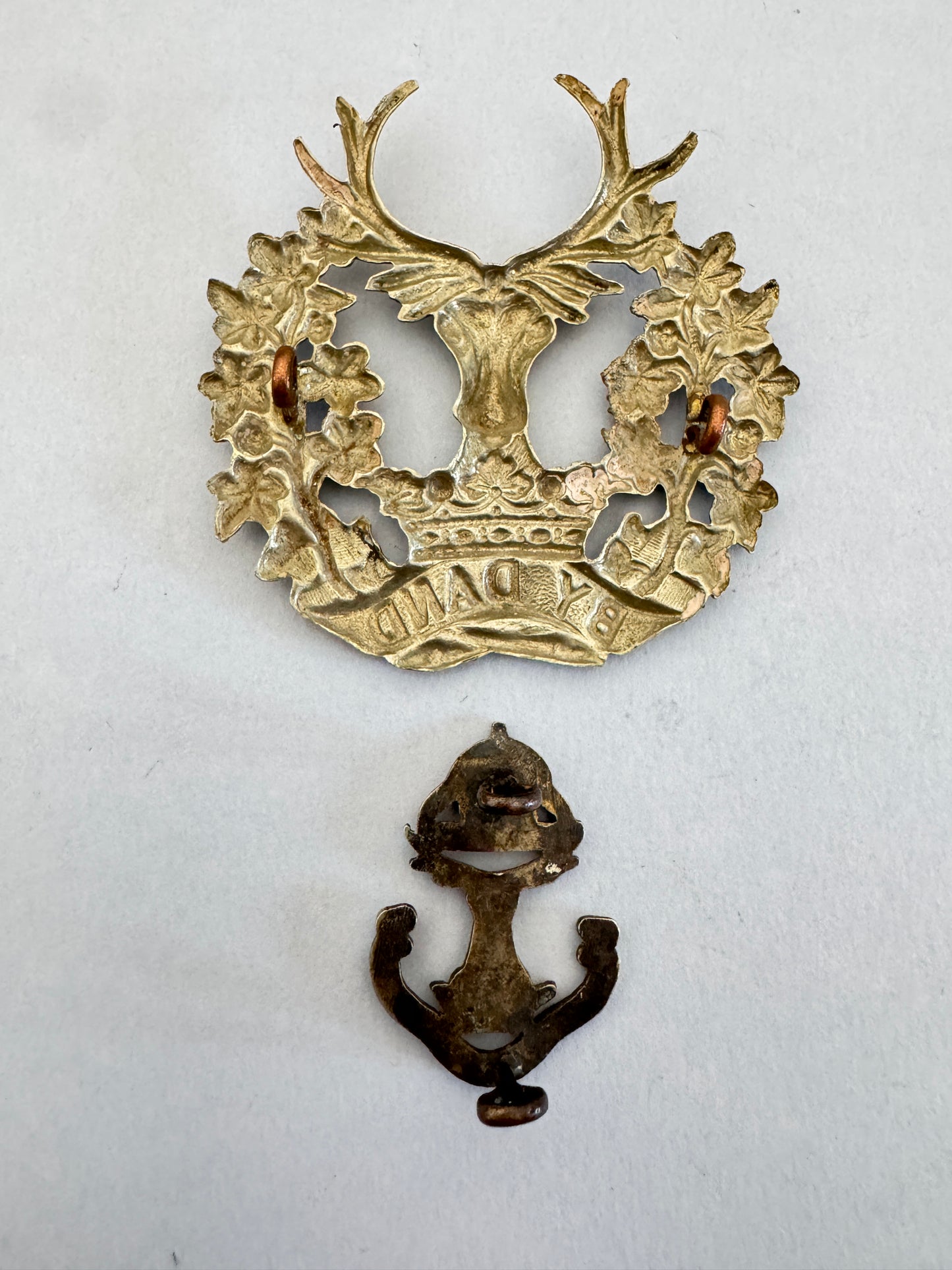 WW2 British Army Gordon Highlanders Glengarry Cap Badge & Sporran Badge