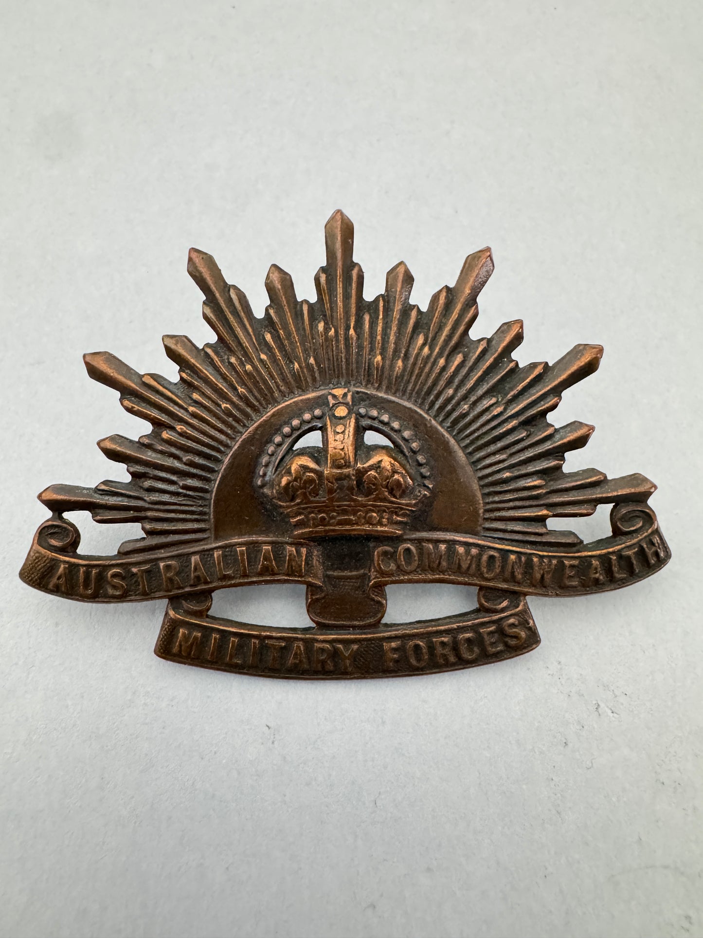 WW2 Australian Commonwealth Military Forces Slouch Cap Badge