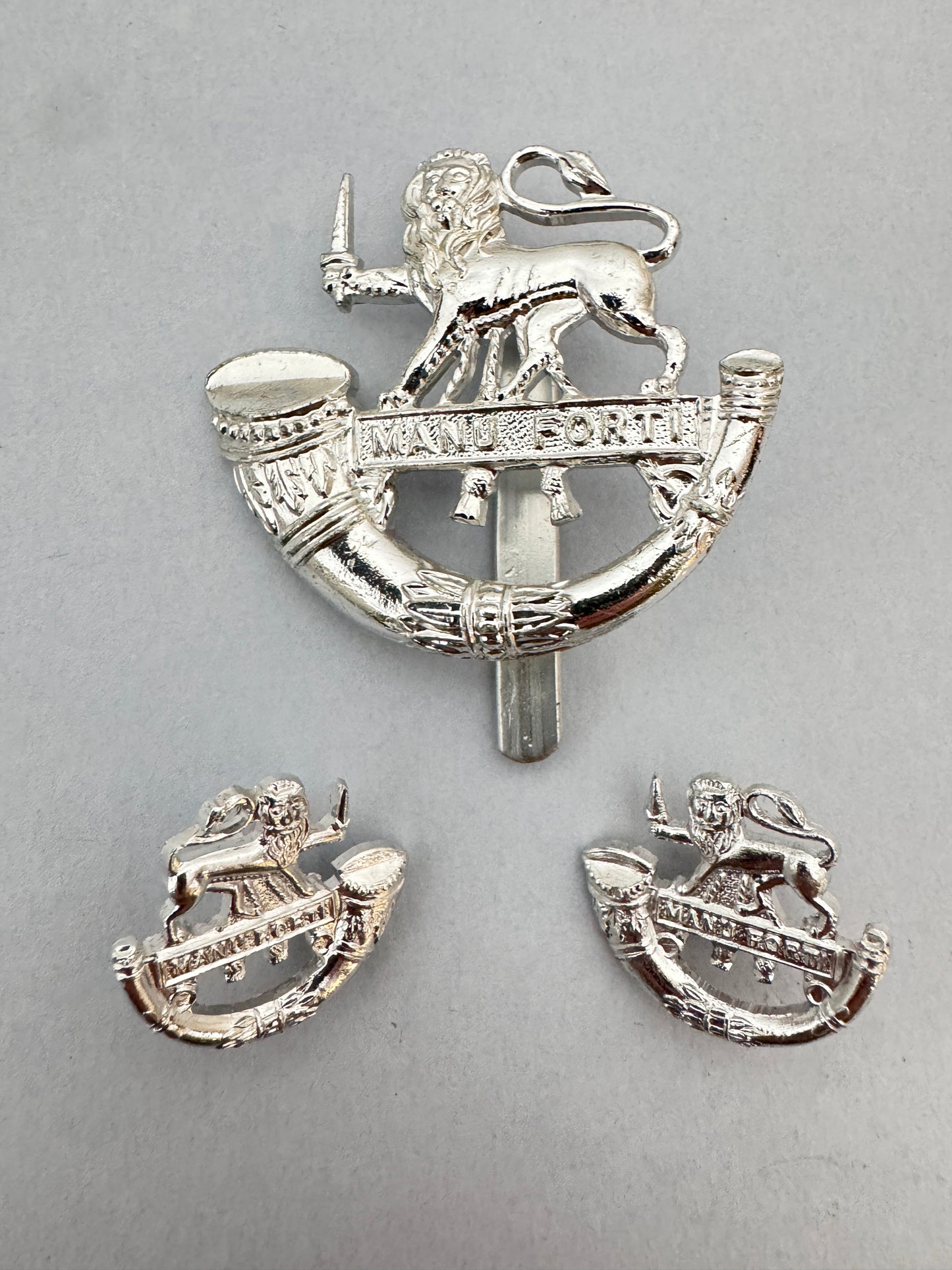 British Army Herefordshire Light Infantry Cap Badge & Collar Badges