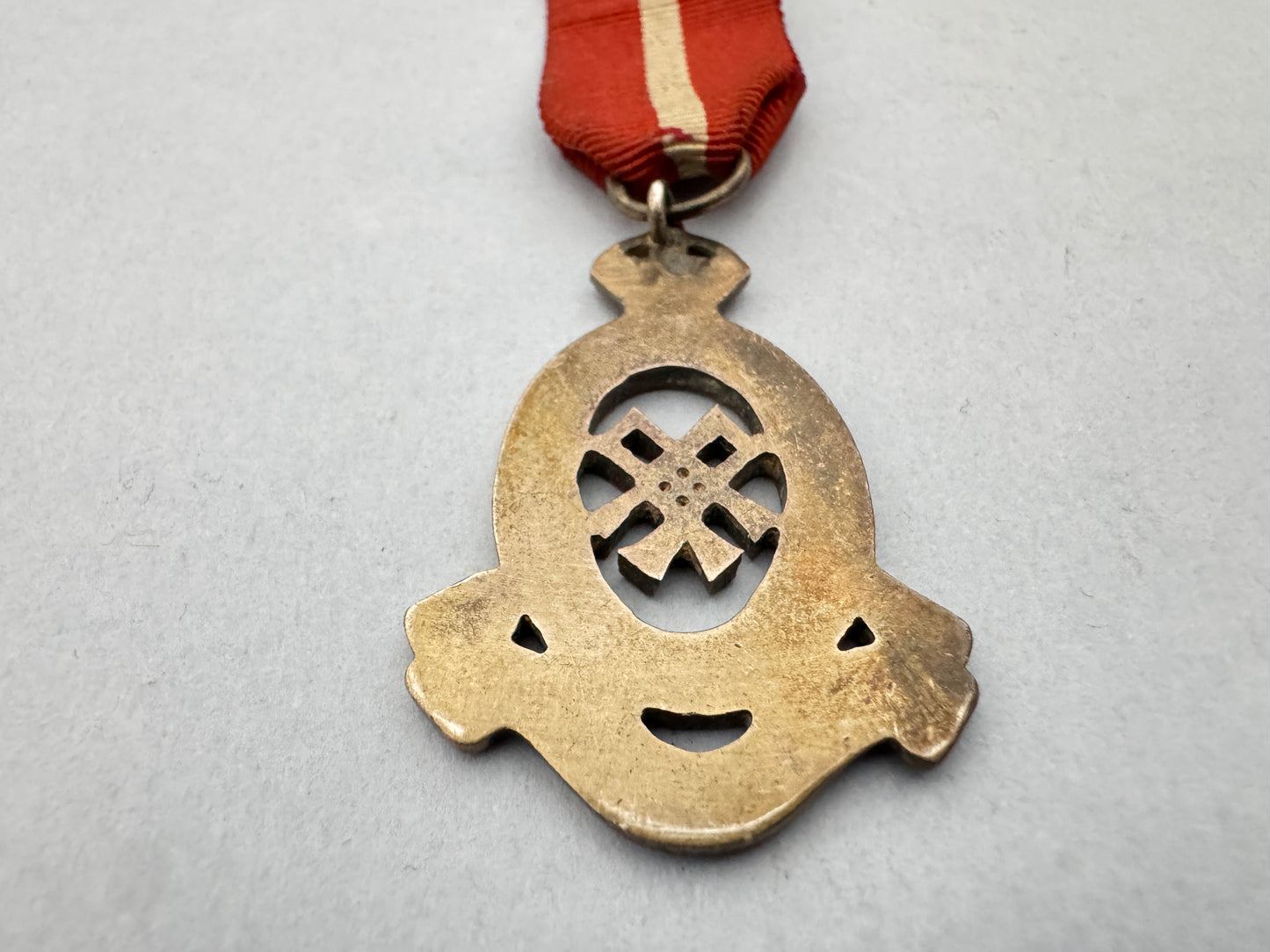 WW2 British Territorial Army Nursing Service Tippet Breast Badge Medal