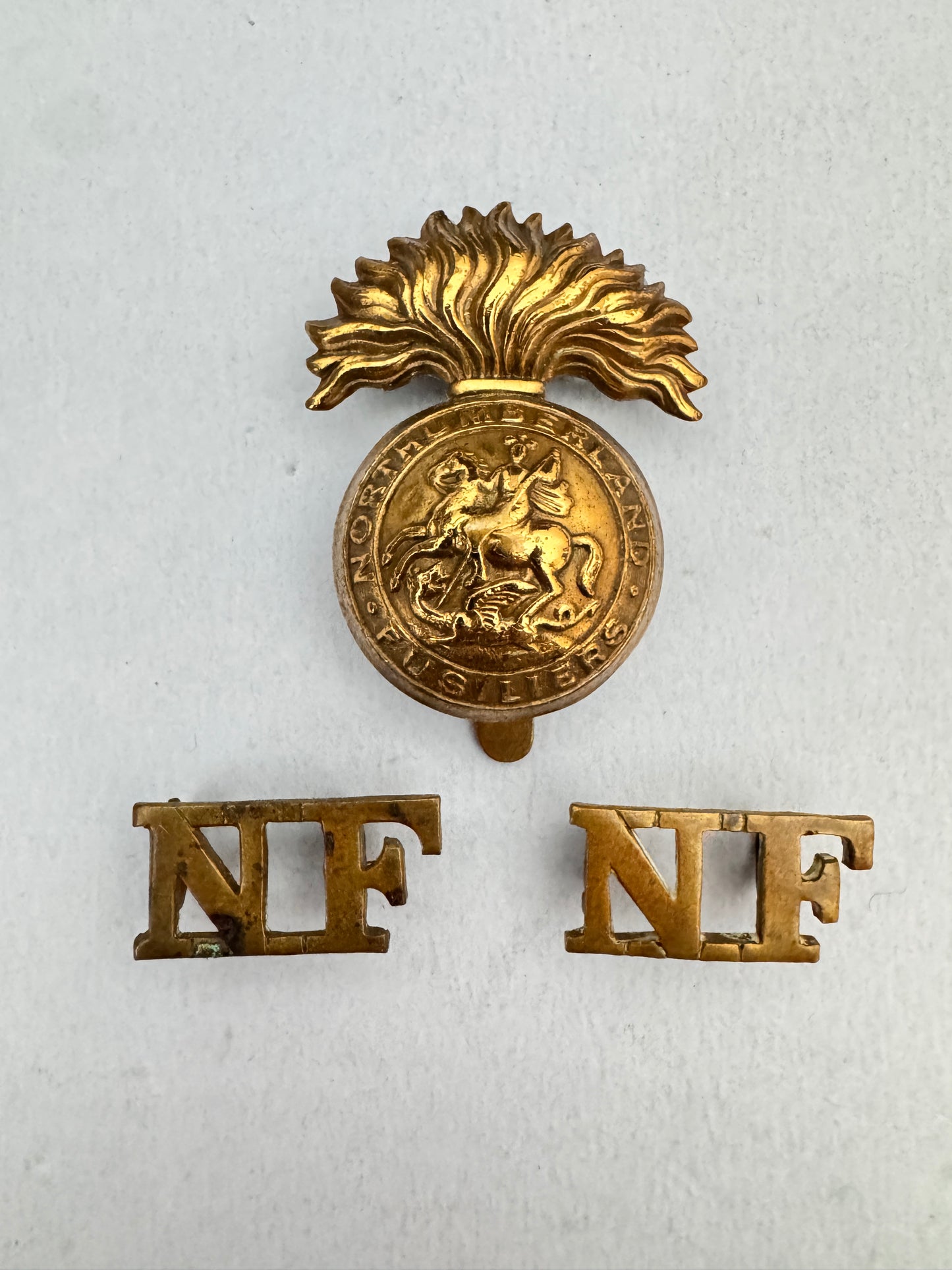 WW1 British Army Northumberland Fusiliers Cap Badge & Shoulder Titles