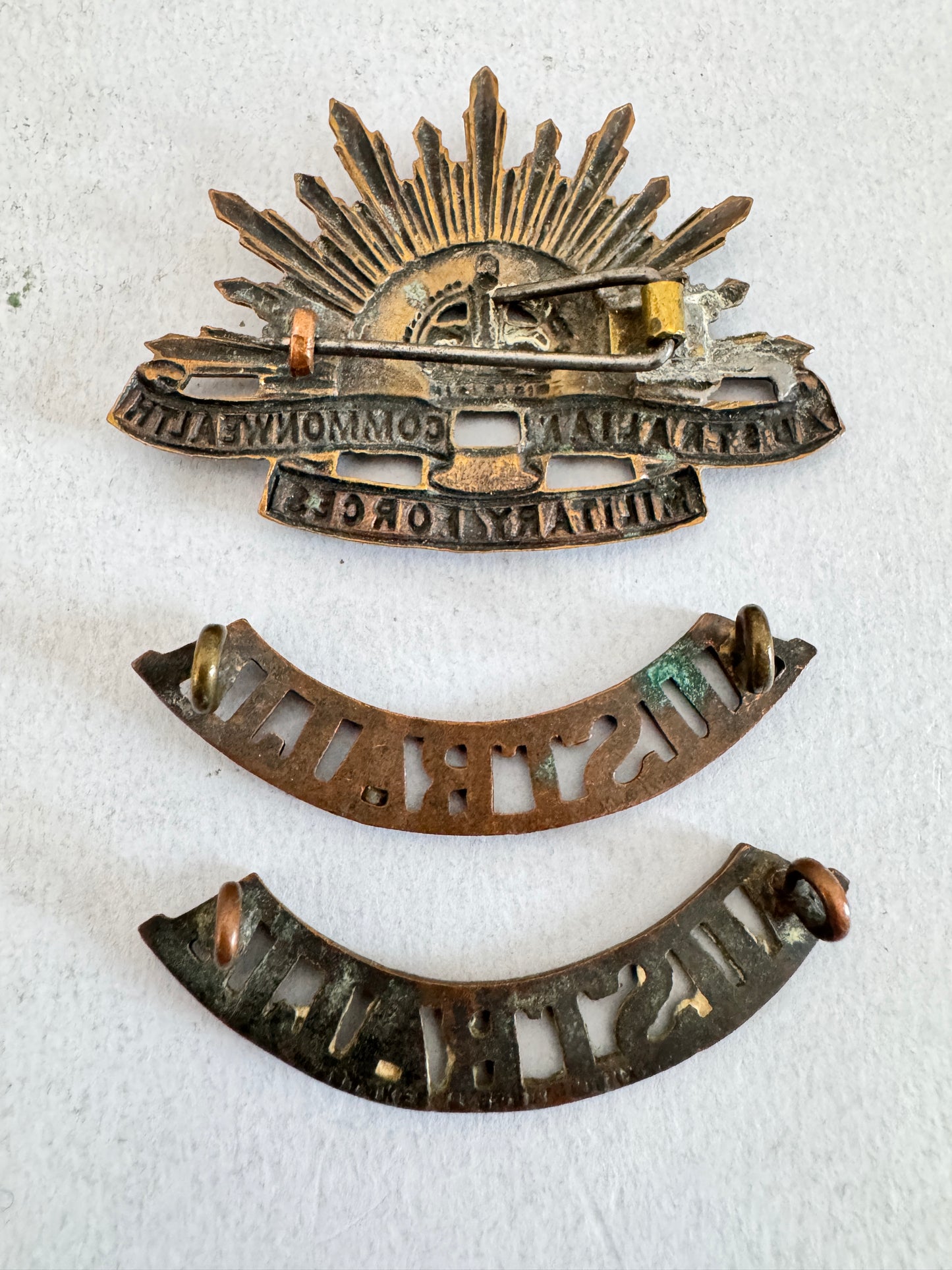WW2 Australian Commonwealth Military Forces Pagri Cap Badge & Shoulder Titles