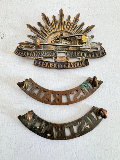 WW2 Australian Commonwealth Military Forces Pagri Cap Badge & Shoulder Titles