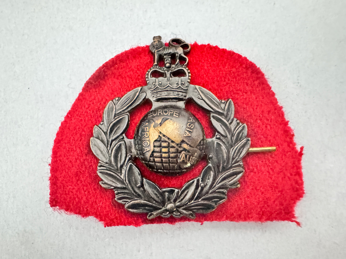 Post WW2 British Royal Marines Cap Beret Badge
