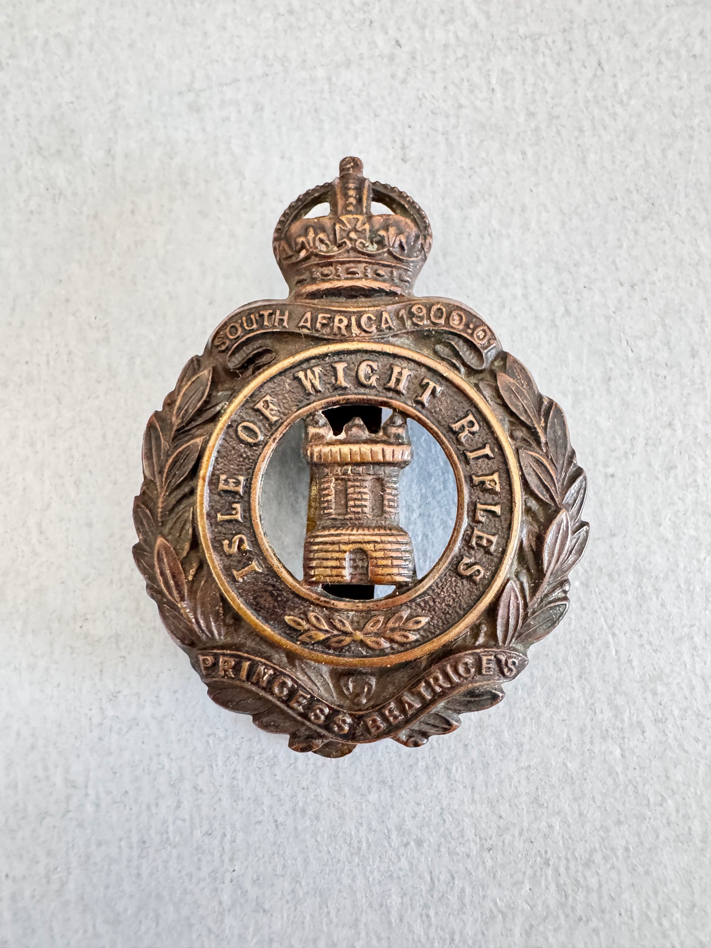 WW1 British Army Isle of Wight Rifles Battalion Cap Badge