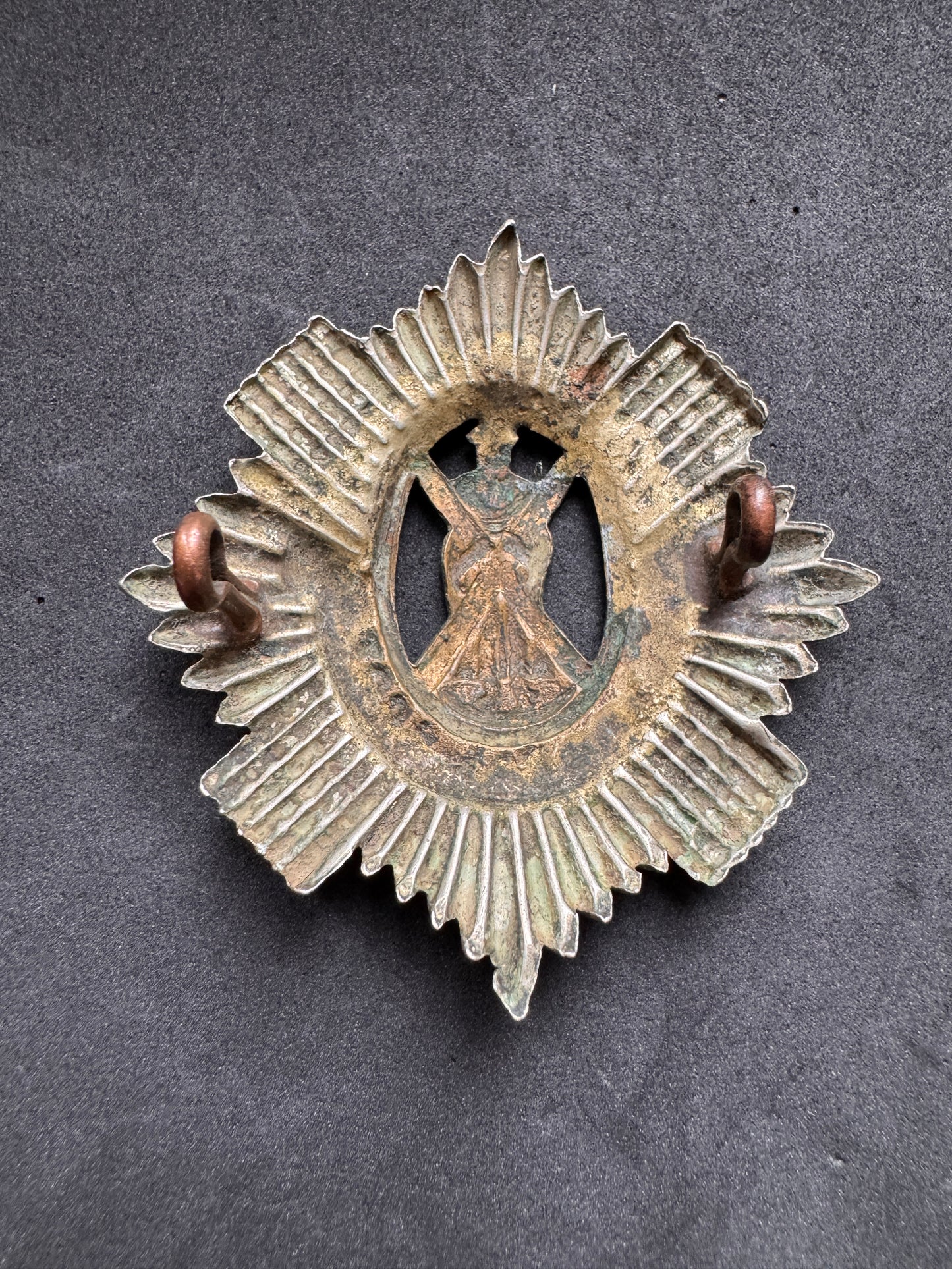 Photo 2 of WW2 British Army Royal Scots Regiment Glengarry Cap Badge - collectible militaria item