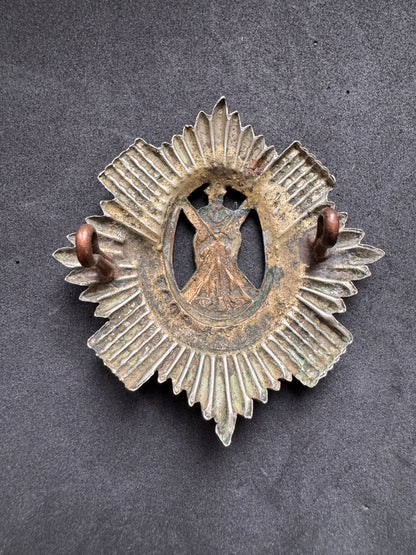 Photo 2 of WW2 British Army Royal Scots Regiment Glengarry Cap Badge - collectible militaria item