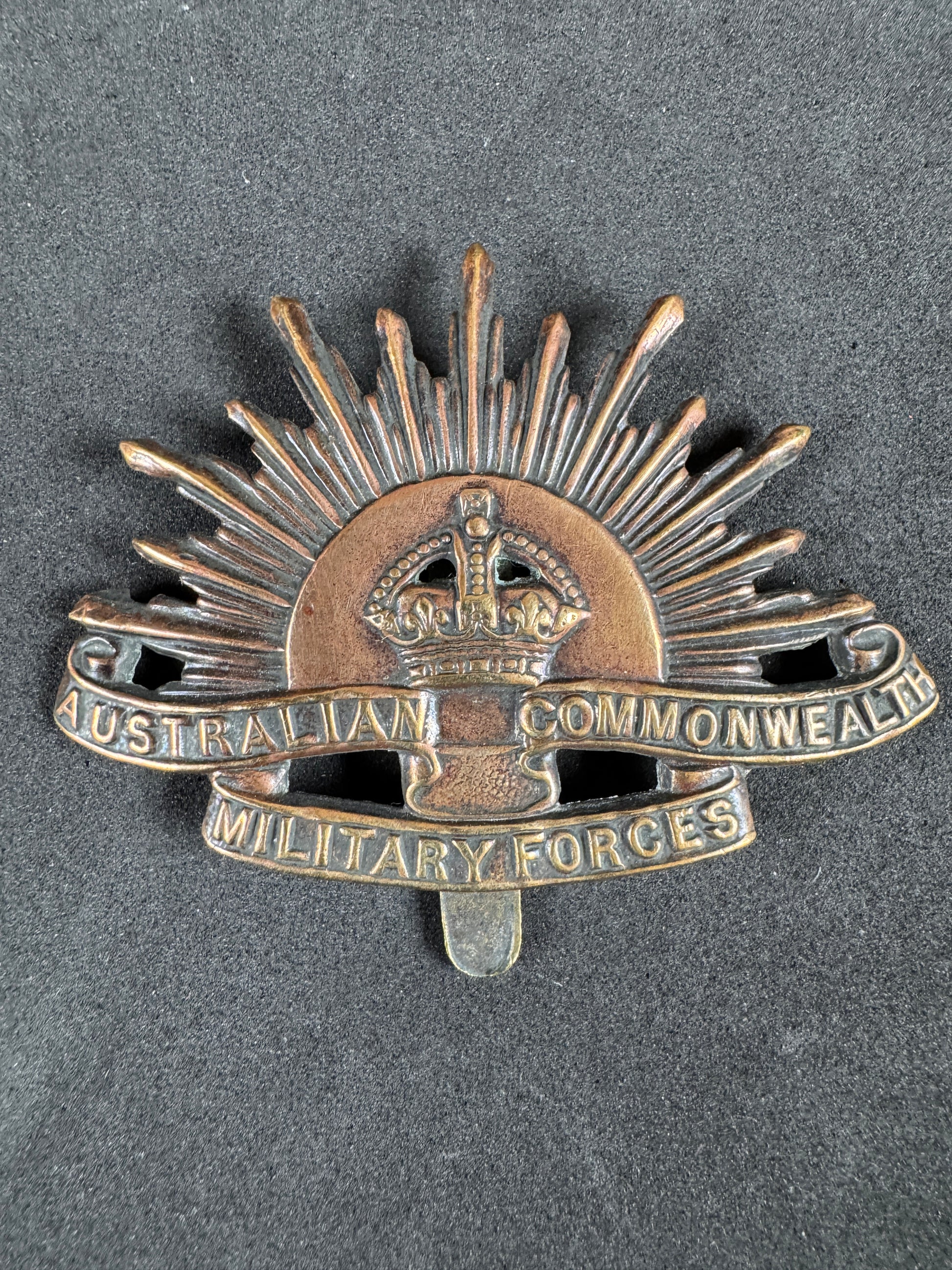 Photo 1 of WW1 Australian Commonwealth Military Forces Cap Badge - collectible militaria item