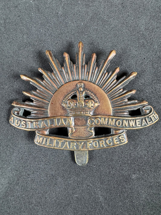 Photo 1 of WW1 Australian Commonwealth Military Forces Cap Badge - collectible militaria item