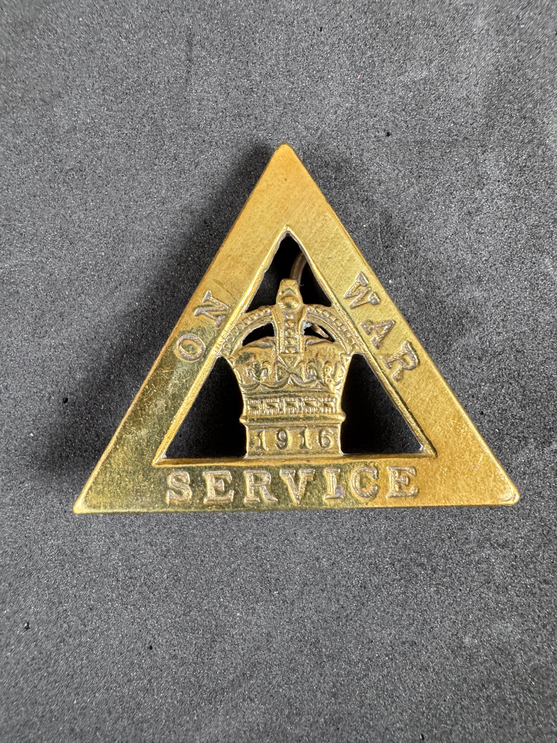 Photo 1 of WW1 British On War Service 1916 Munitions Factory Worker Lapel Badge - collectible militaria item