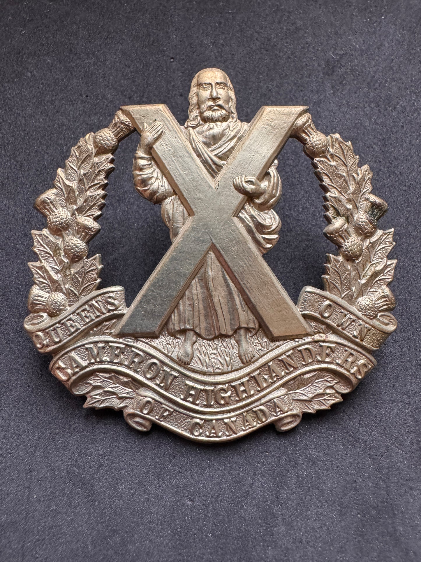 Photo 1 of WW2 Canadian Army Queen's Own Cameron Highlanders of Canada Cap Badge - collectible militaria item