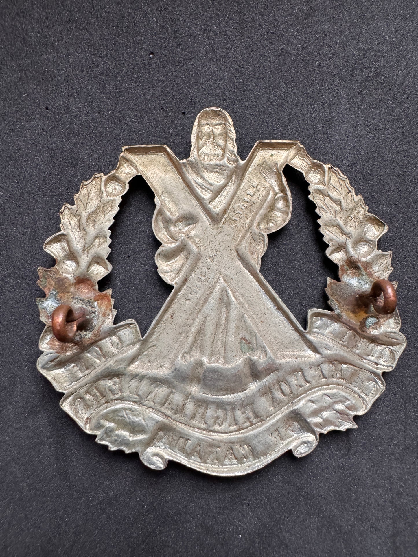 Photo 2 of WW2 Canadian Army Queen's Own Cameron Highlanders of Canada Cap Badge - collectible militaria item
