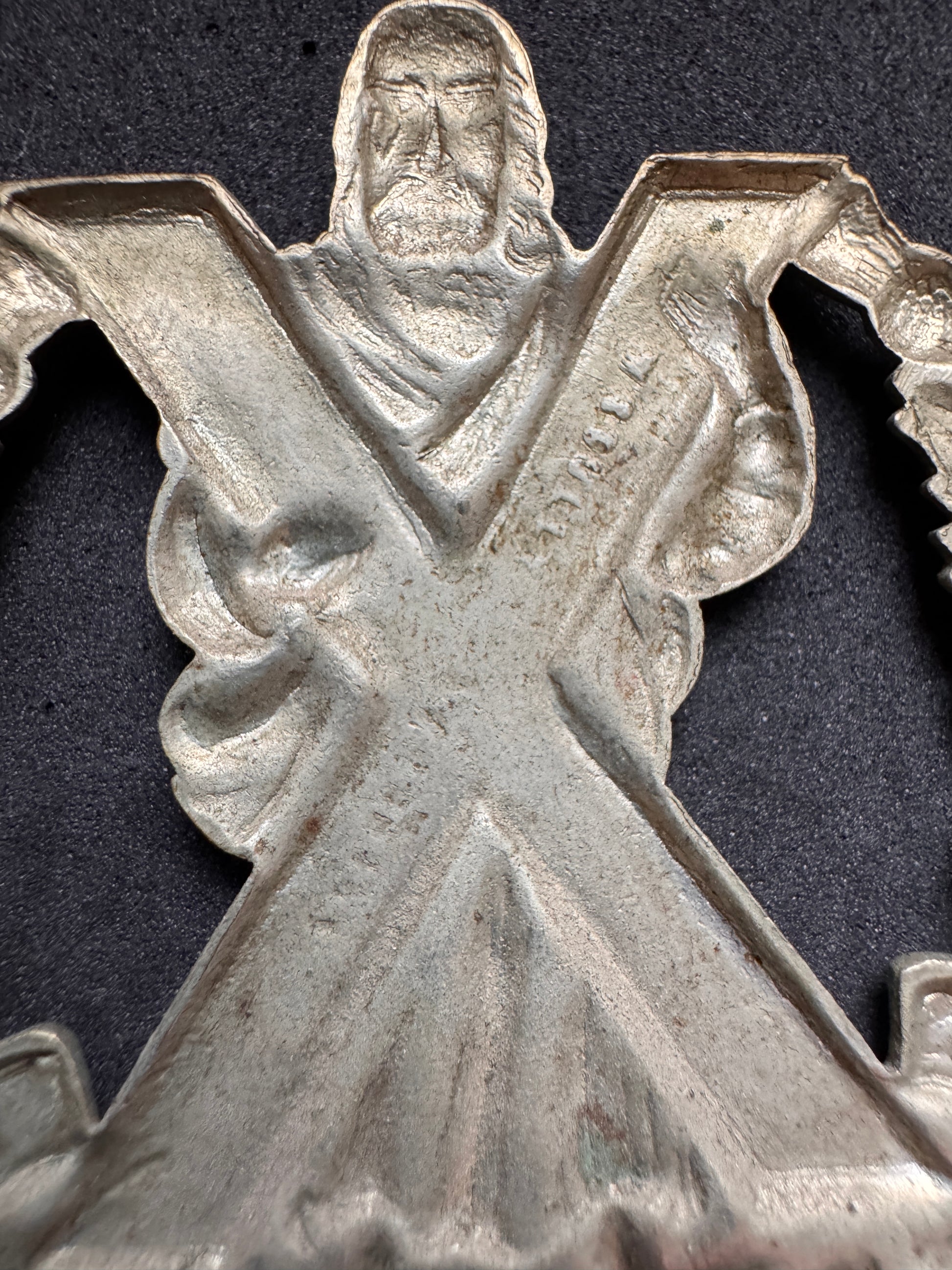 Photo 3 of WW2 Canadian Army Queen's Own Cameron Highlanders of Canada Cap Badge - collectible militaria item