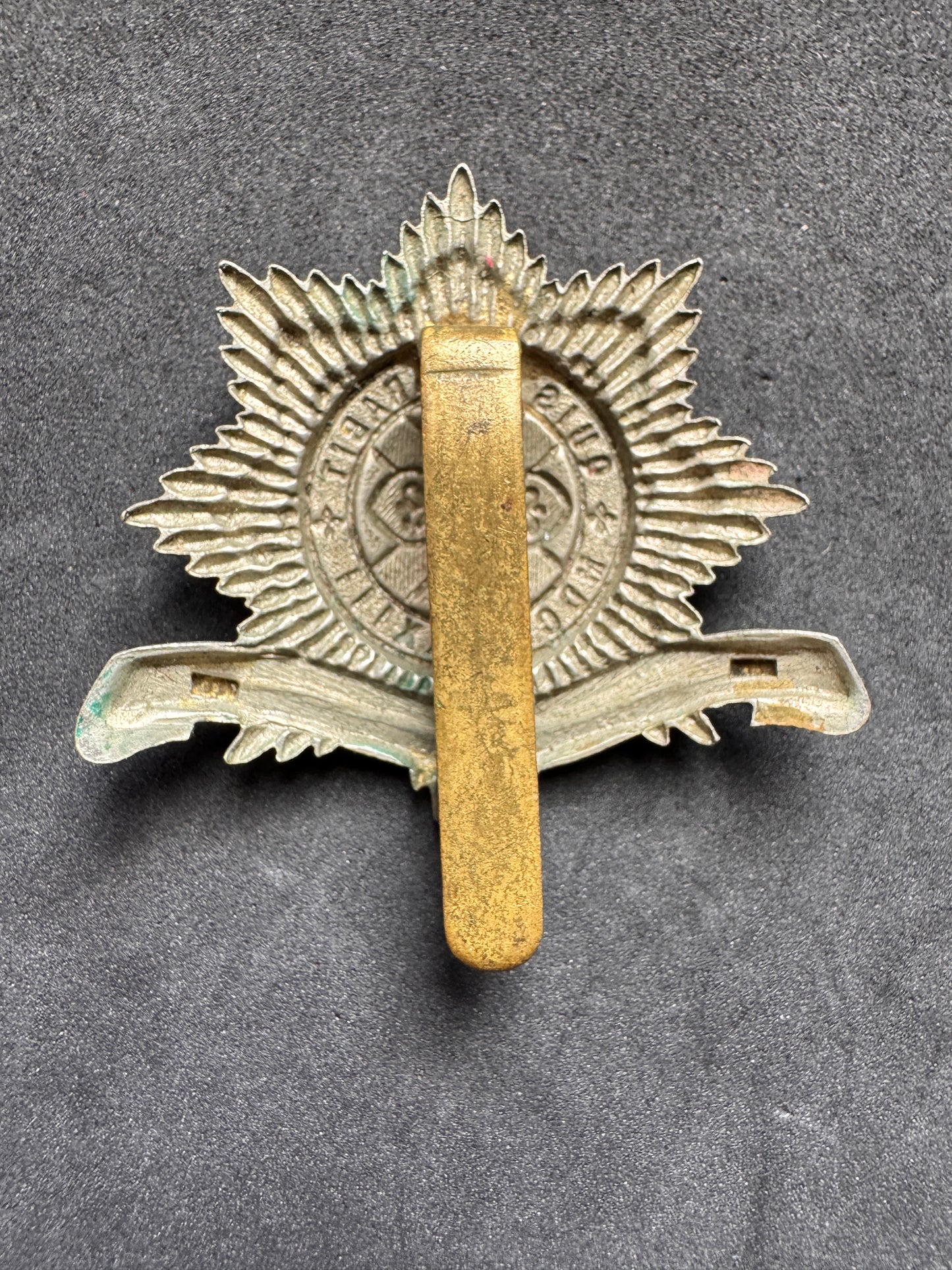 Photo 2 of WW1 British Army 4th Royal Irish Dragoon Guards Cap Badge - collectible militaria item