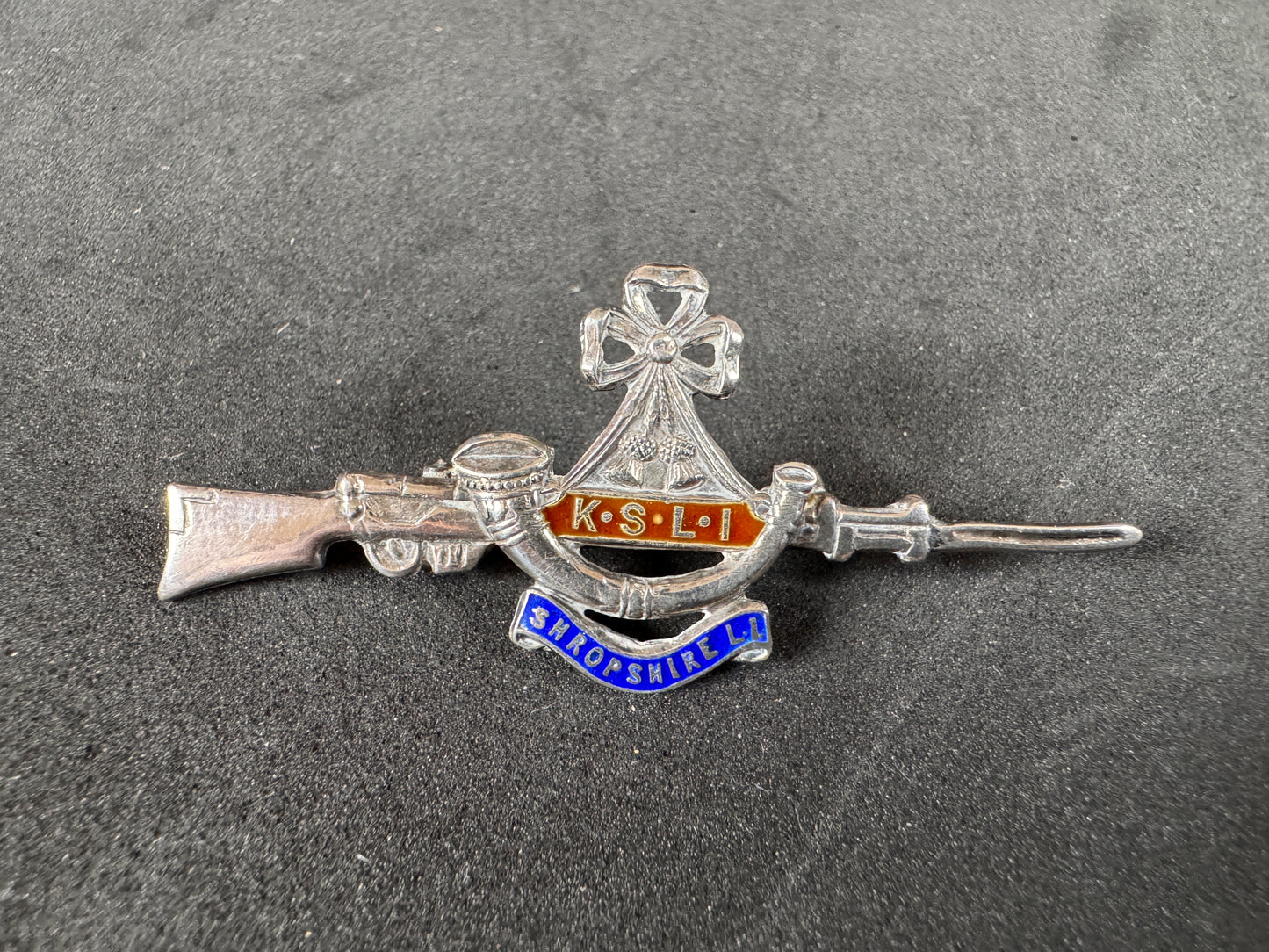 Photo 1 of WW1 British Army King's Shropshire Light Infantry (KSLI) Silver Rifle Sweetheart Badge - collectible militari