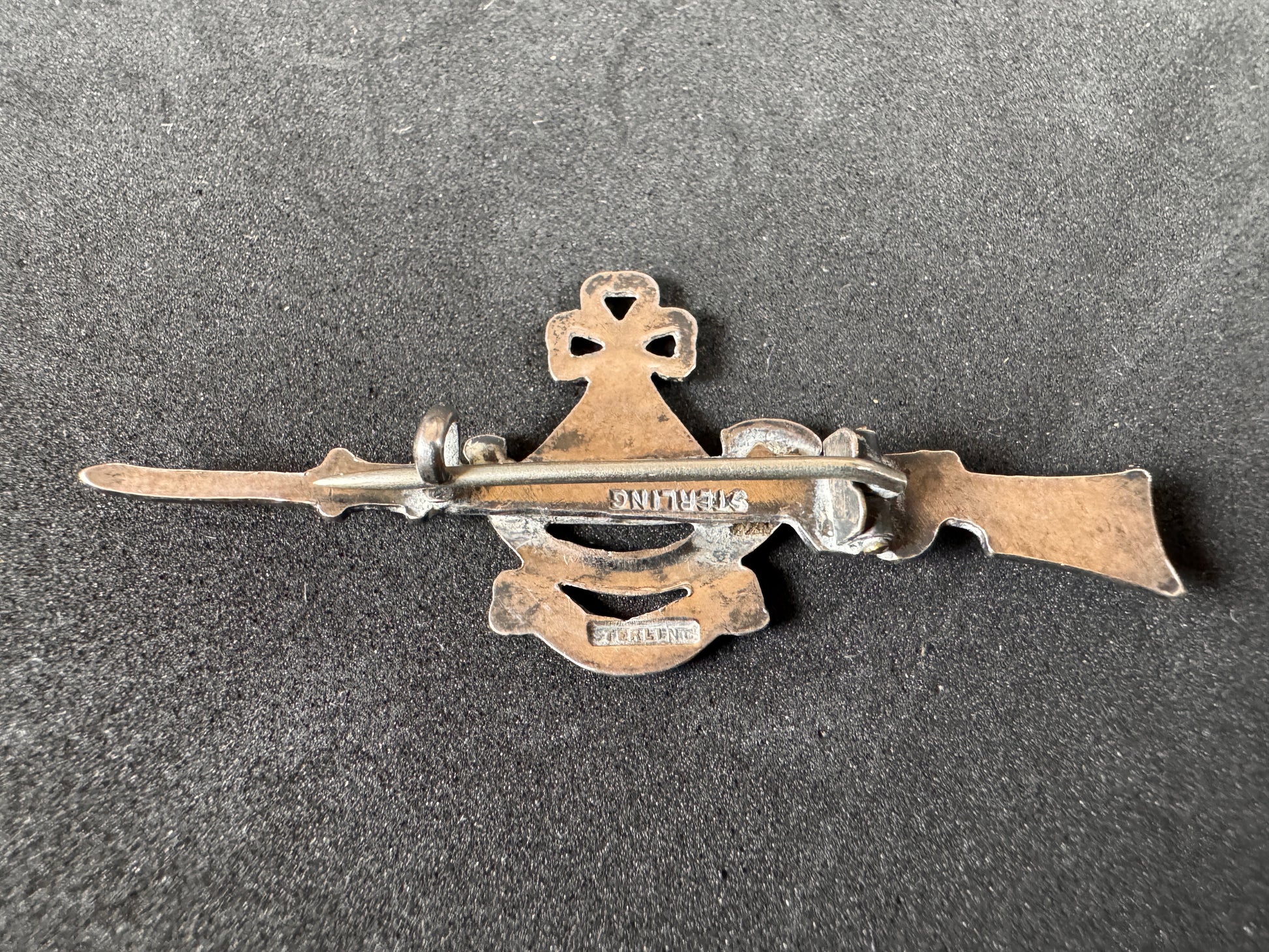 Photo 2 of WW1 British Army King's Shropshire Light Infantry (KSLI) Silver Rifle Sweetheart Badge - collectible militari