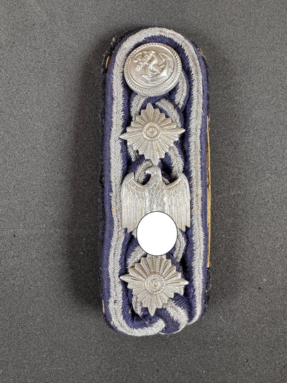 Photo 1 of WW2 German Kriegsmarine Marinebeamte Officer's Shoulder Board - collectible militaria item