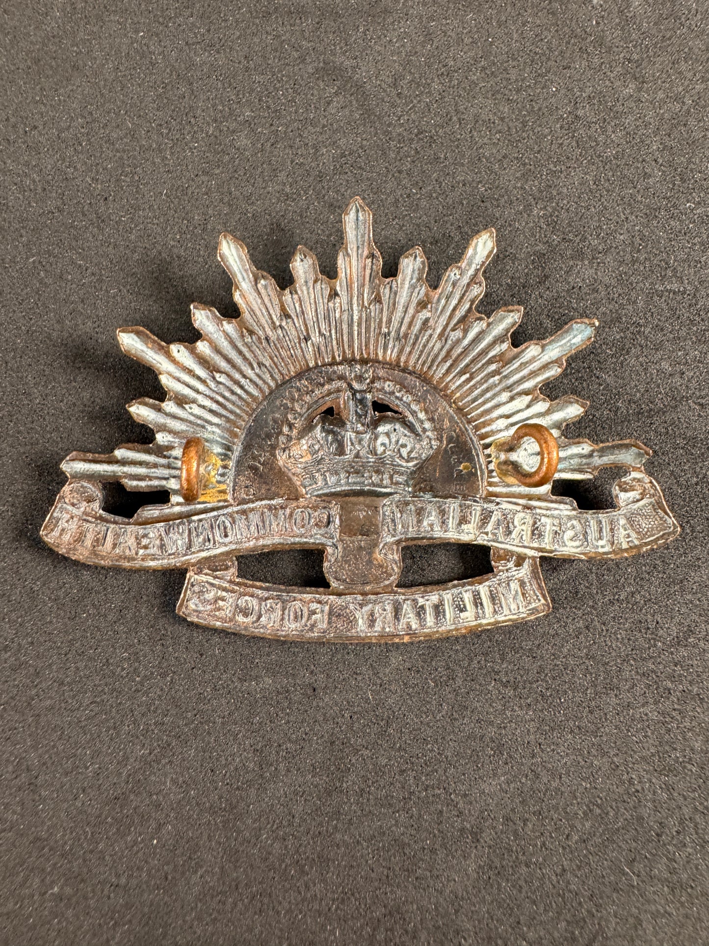 Photo 2 of WW1 Australian Commonwealth Military Forces Cap Badge STOKES MELBOURNE - collectible militaria item