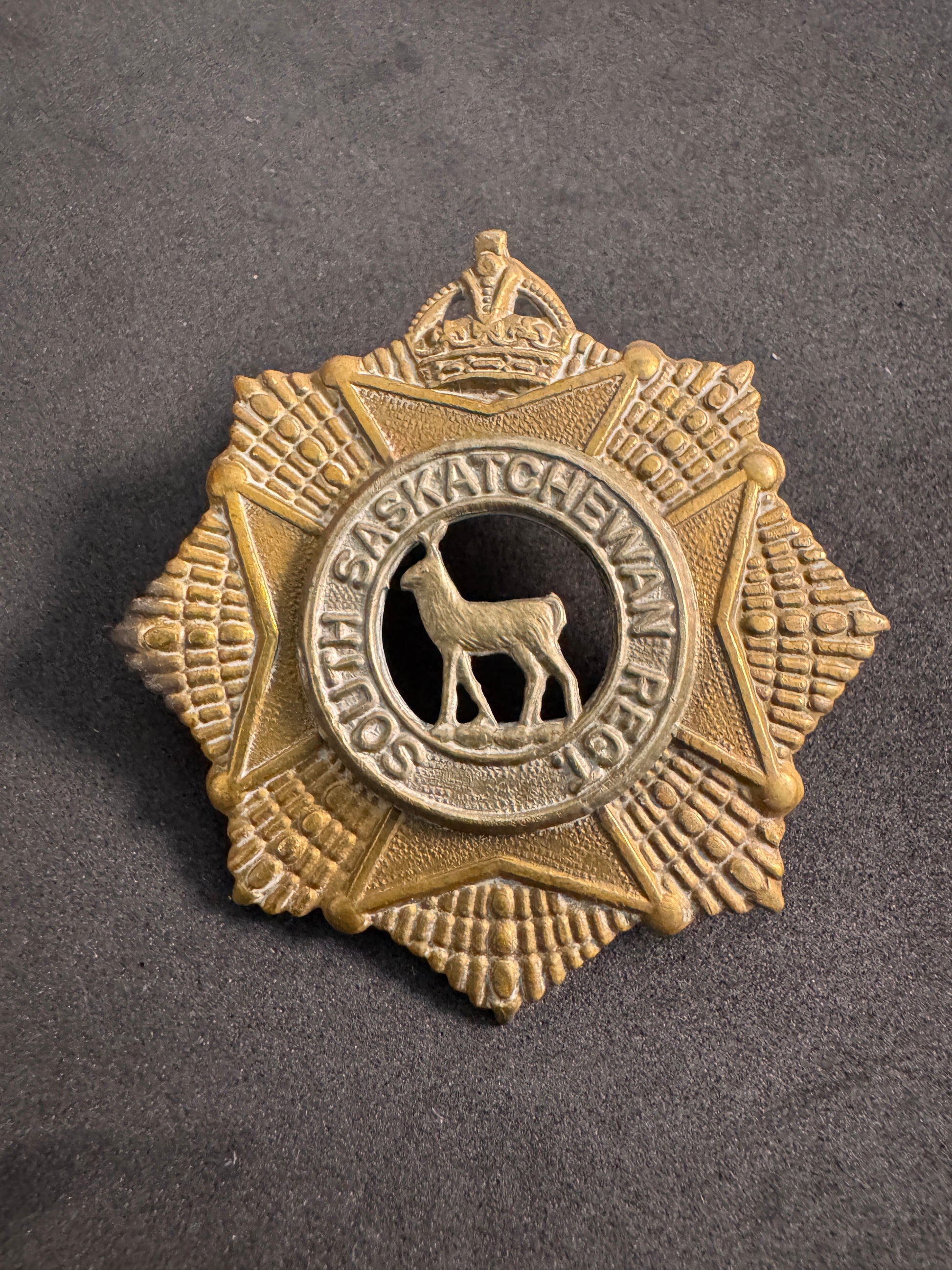 Photo 1 of WW2 Canadian Cap Badge South Saskatchewan Regiment - Scully Montreal - collectible militaria item
