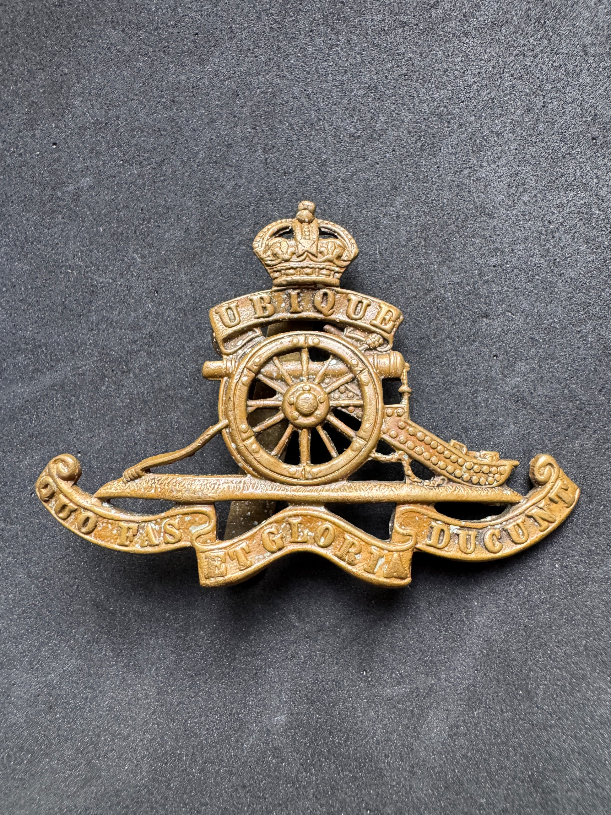 Photo 1 of WW1 British Army Royal Artillery (RA) Cap Badge - collectible militaria item